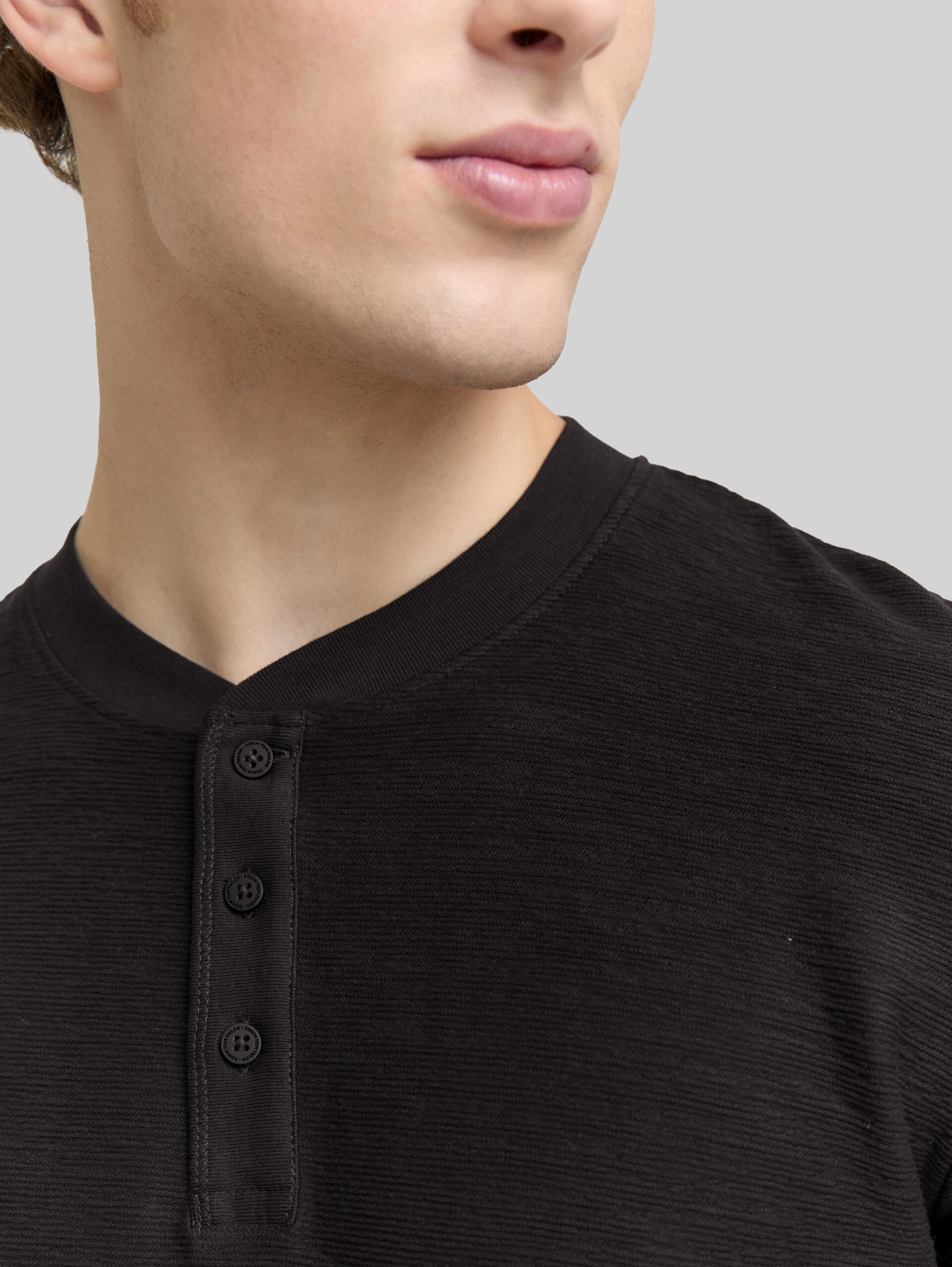Henley Langarmshirt - Night Watch Black - Detail-Model-Ansicht