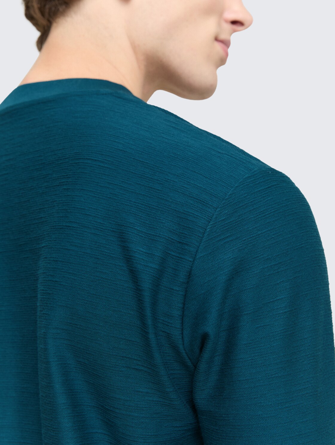 Henley Langarmshirt - deep pond green - Detail-Model-Ansicht