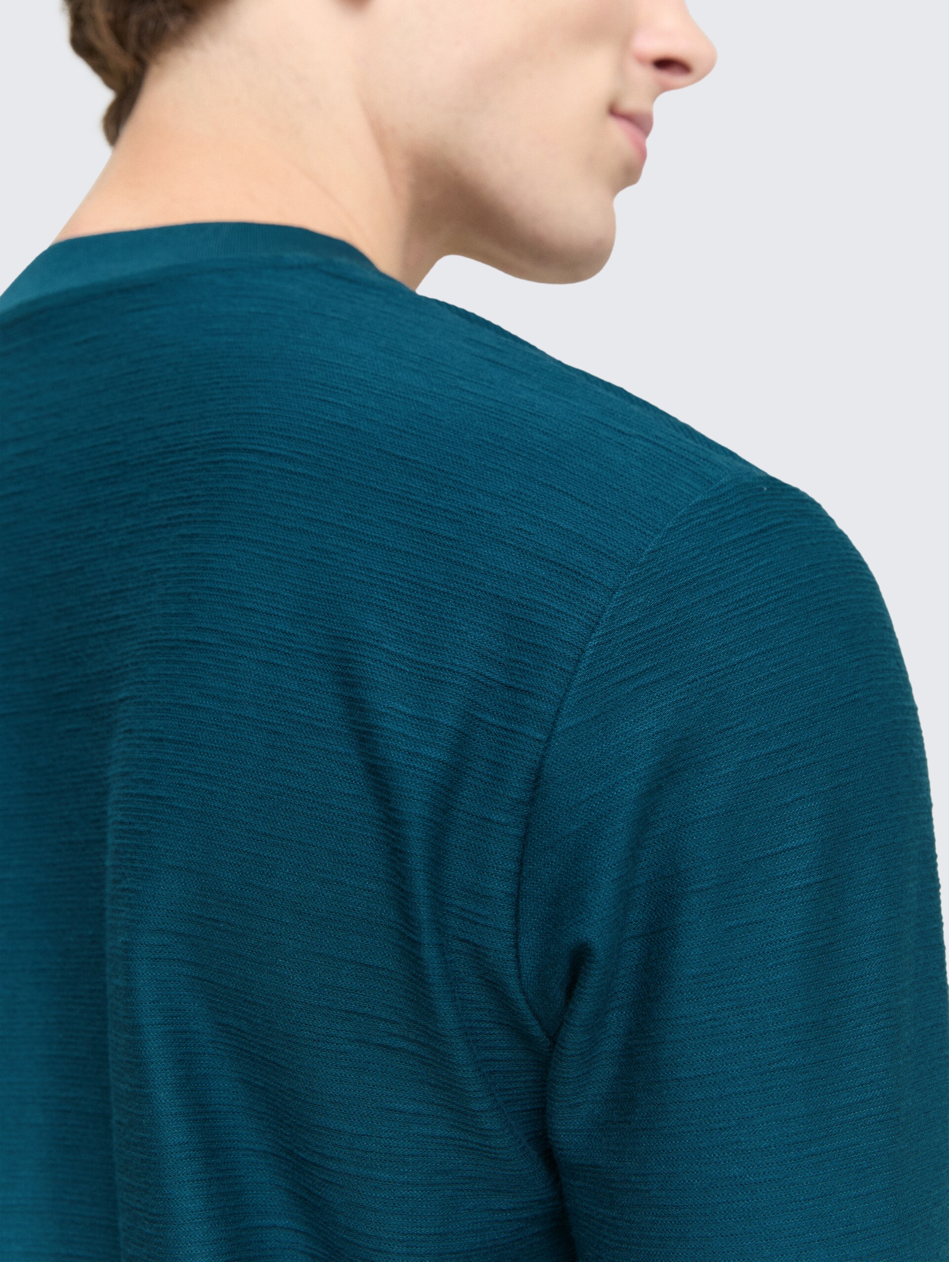 Henley Langarmshirt - deep pond green - Detail-Model-Ansicht