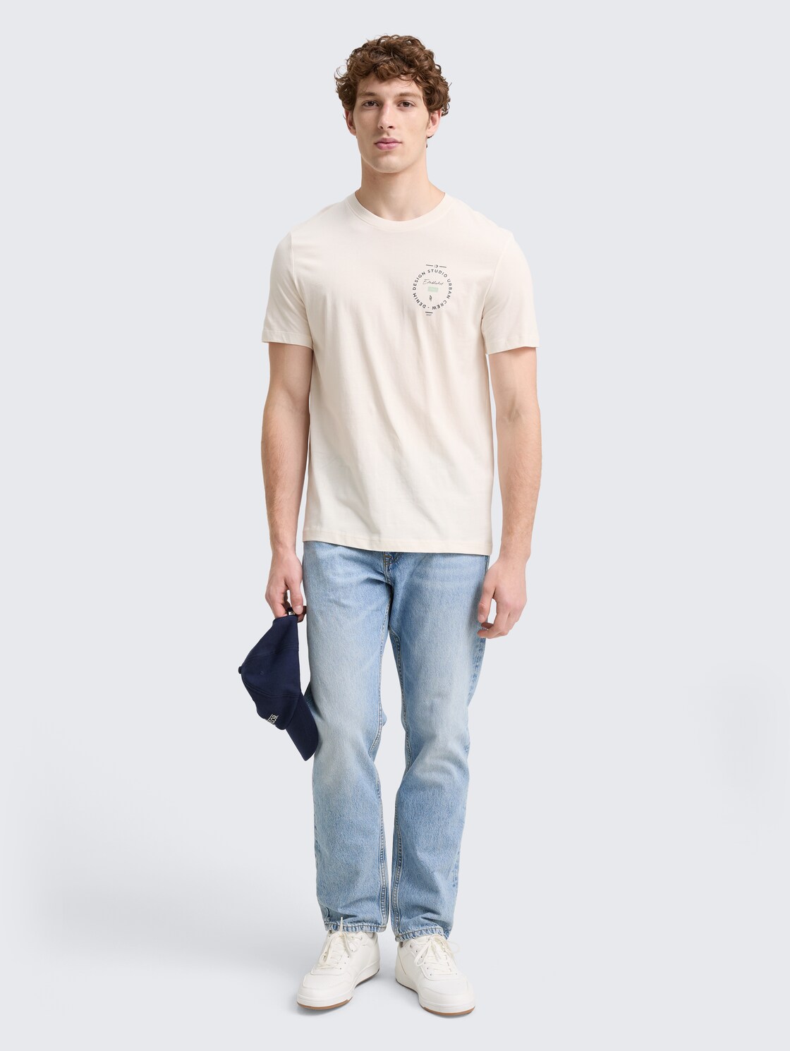 T-Shirt mit Print - Gardenia White - Model-Vorderansicht