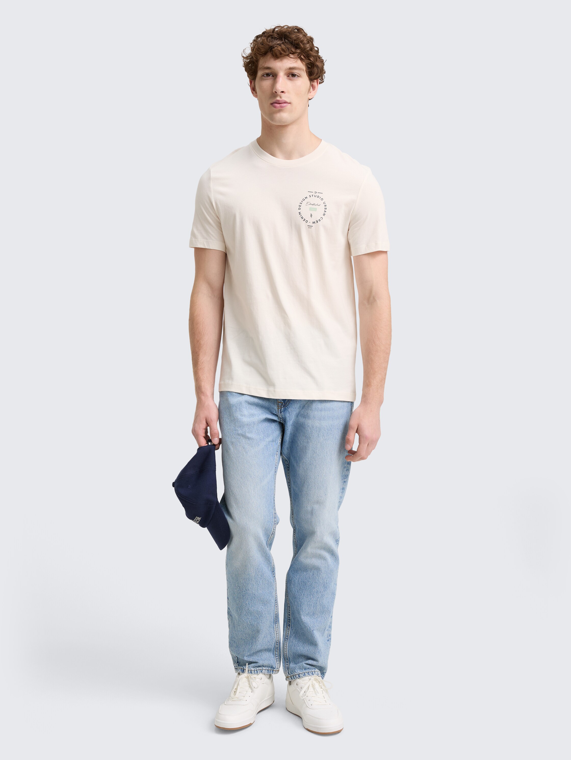 T-Shirt mit Print - Gardenia White - Model-Vorderansicht