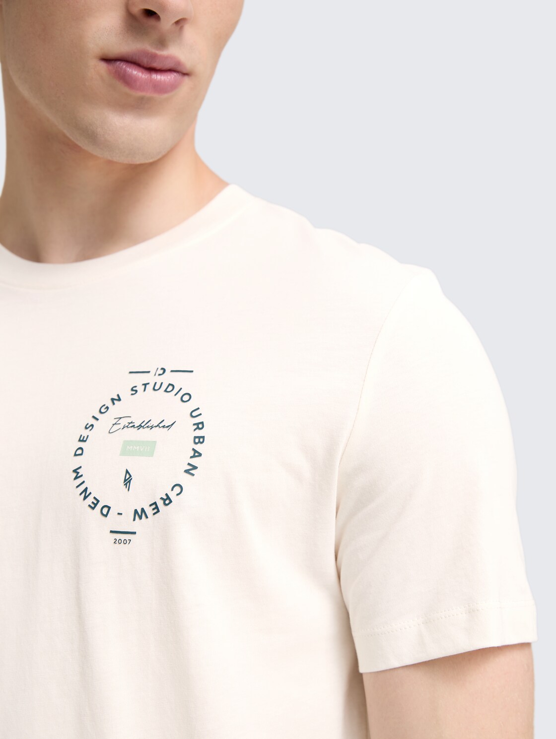 T-Shirt mit Print - Gardenia White - Detail-Model-Ansicht
