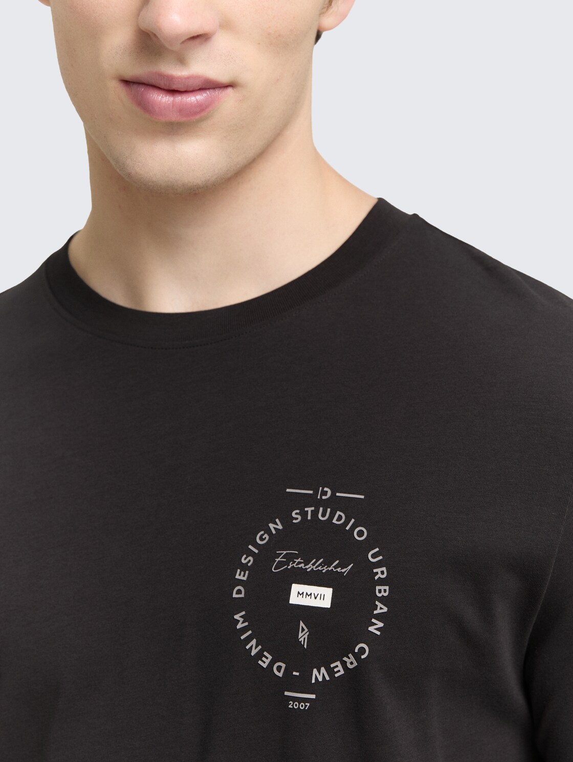 T-Shirt mit Print - Night Watch Black - Detail-Model-Ansicht