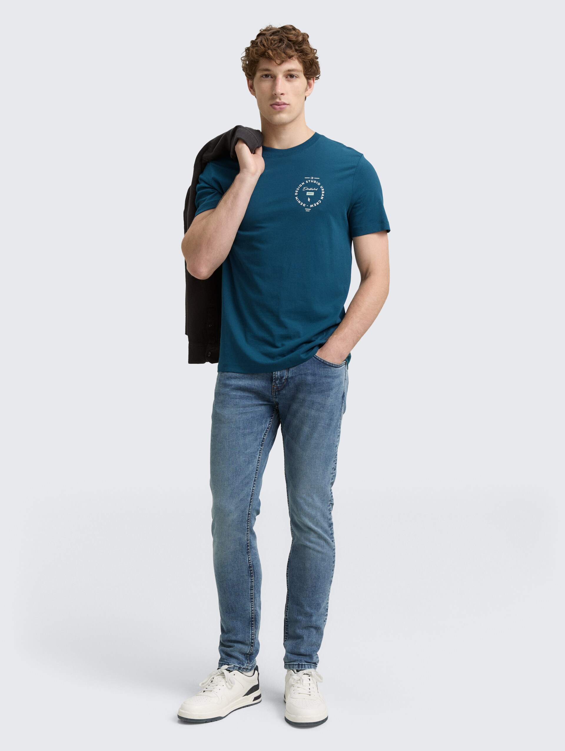 T-Shirt mit Print - deep pond green - Model-Vorderansicht