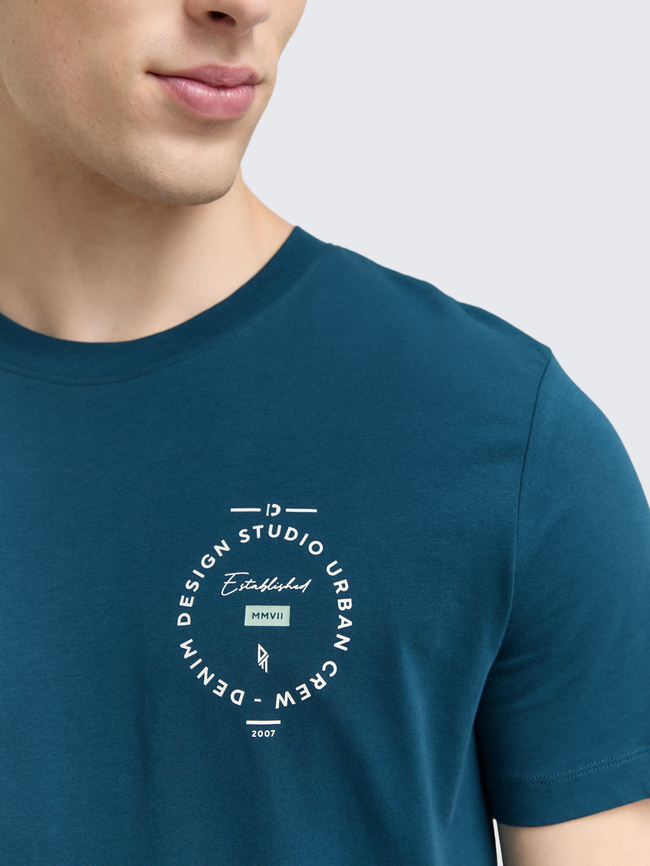 T-Shirt mit Print - deep pond green - Detail-Model-Ansicht