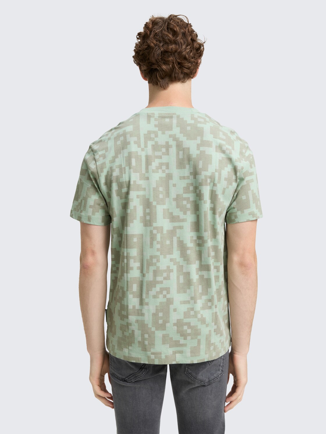 Relaxed Fit T-Shirt mit Muster - mint green big pixel print - Auschnitt Model-Rückansicht