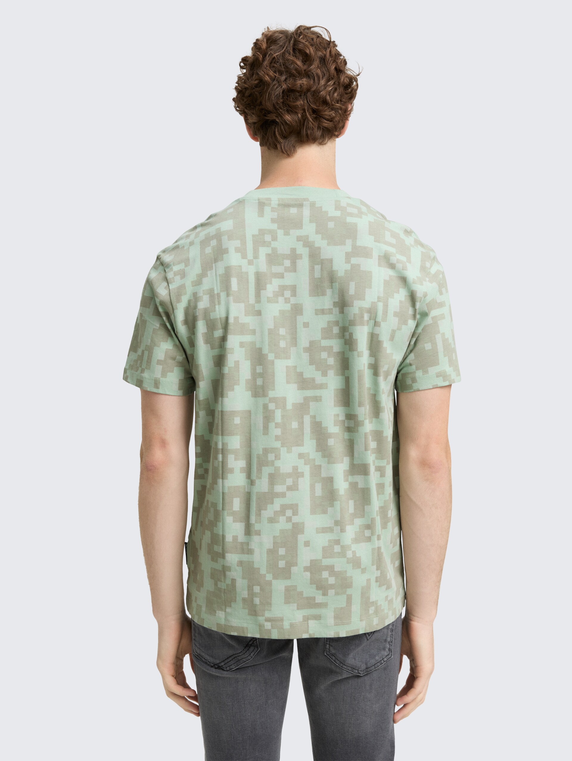 Relaxed fit T-shirt met patroon - mint green big pixel print - Neklijn model-achteraanzicht