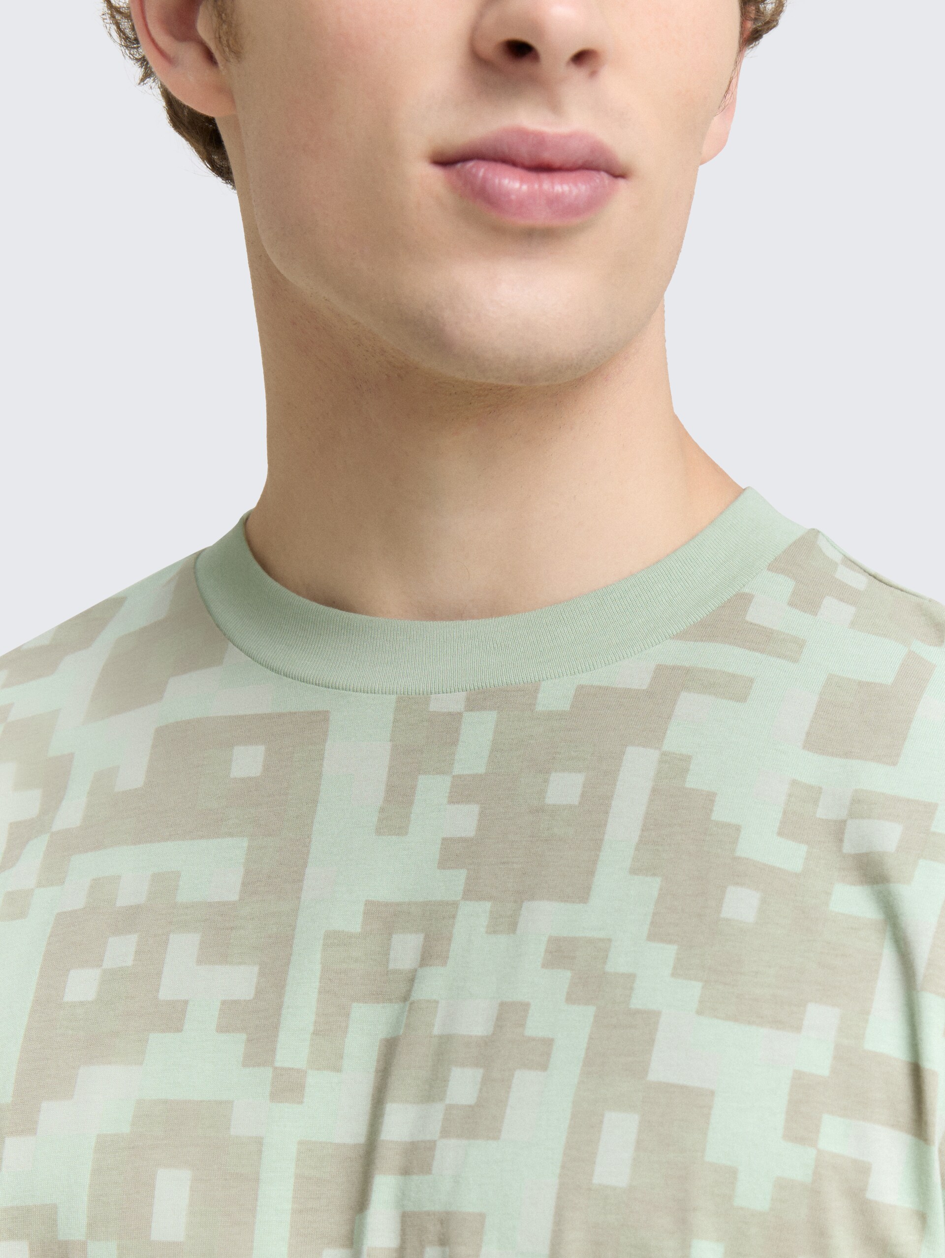 Relaxed fit T-shirt met patroon - mint green big pixel print - Detailaanzicht model