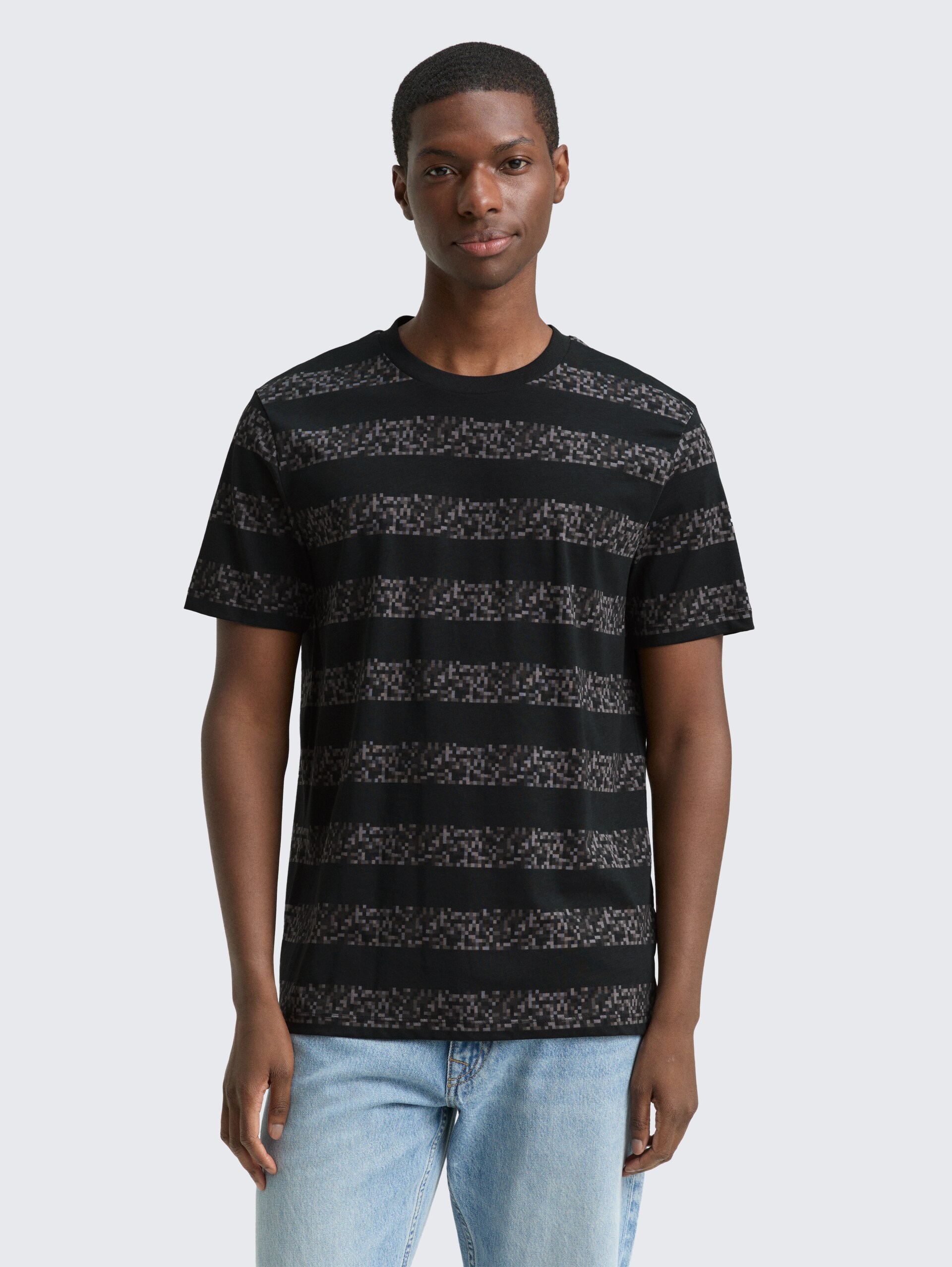 T-Shirt mit Streifenmuster - dark grey mini pixel stripe - Ausschnitt Model-Vorderansicht