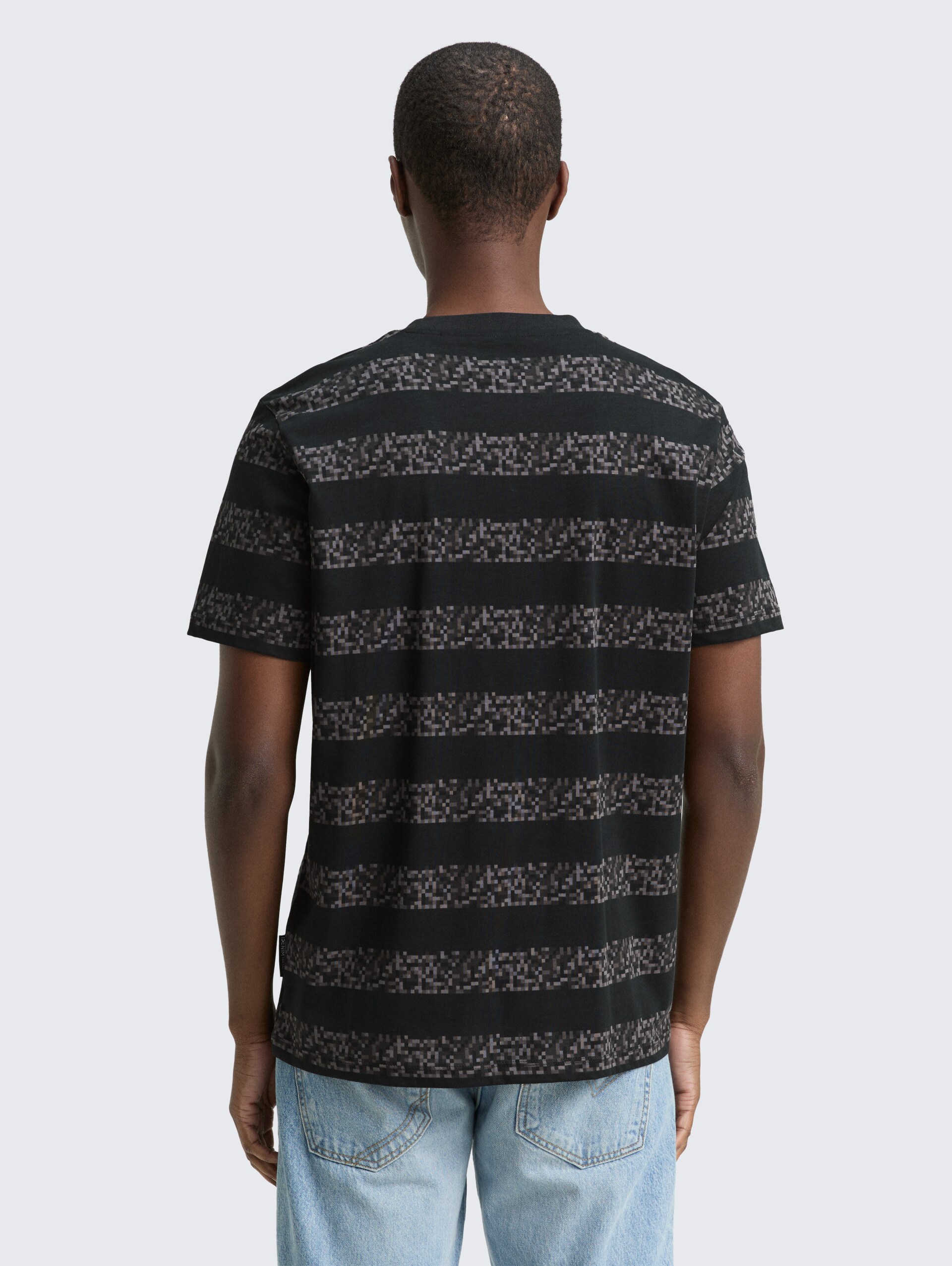 T-Shirt mit Streifenmuster - dark grey mini pixel stripe - Auschnitt Model-Rückansicht