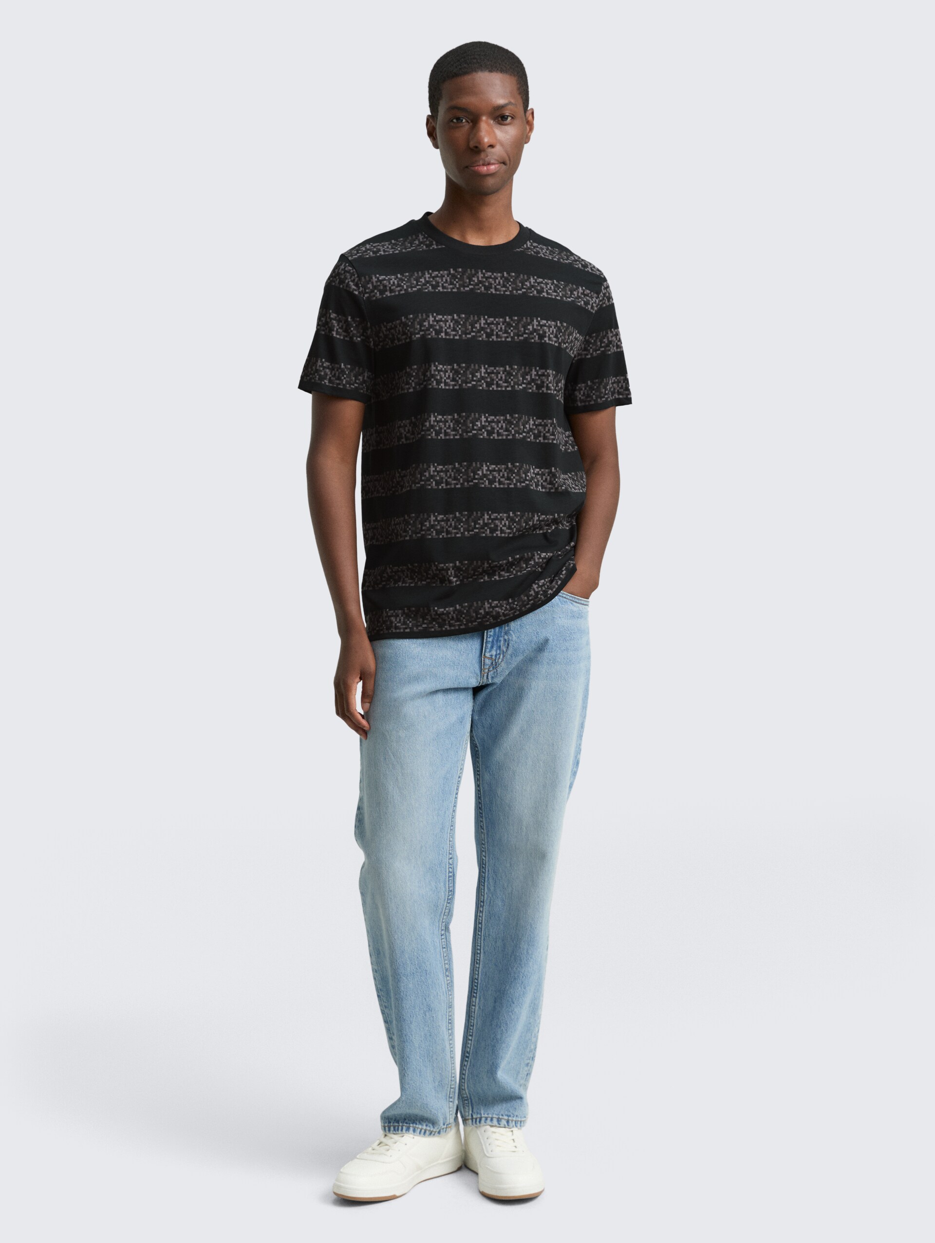 T-Shirt mit Streifenmuster - dark grey mini pixel stripe - Model-Vorderansicht