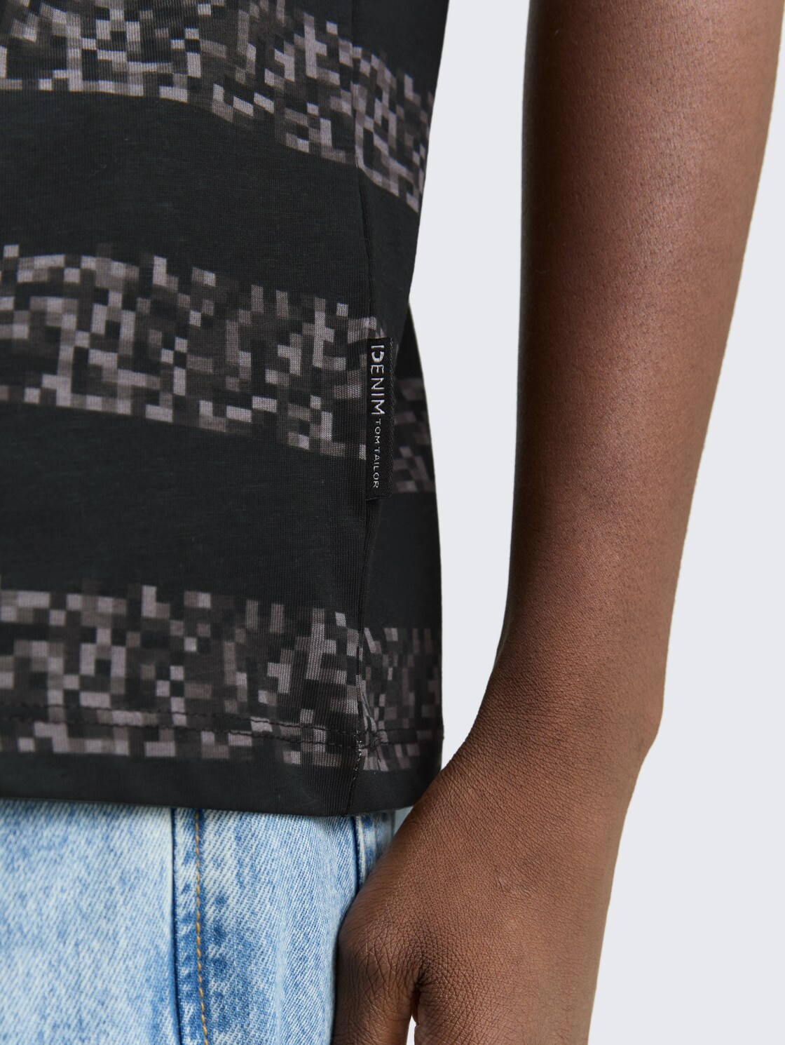 T-Shirt mit Streifenmuster - dark grey mini pixel stripe - Detail-Model-Ansicht