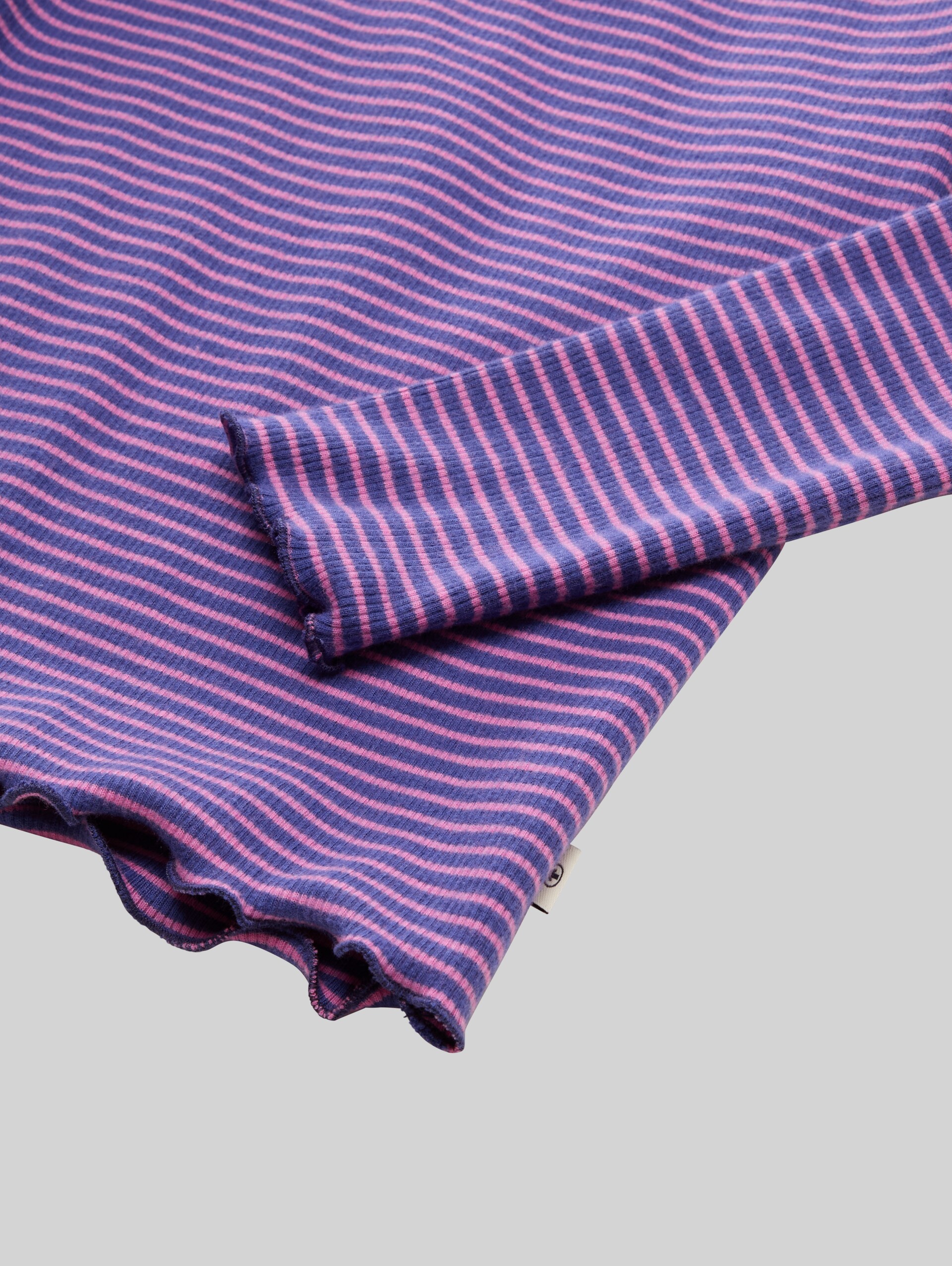 Geribd shirt met lange mouwen en streepjesmotief - dark blue pink stripe - Detailaanzicht model