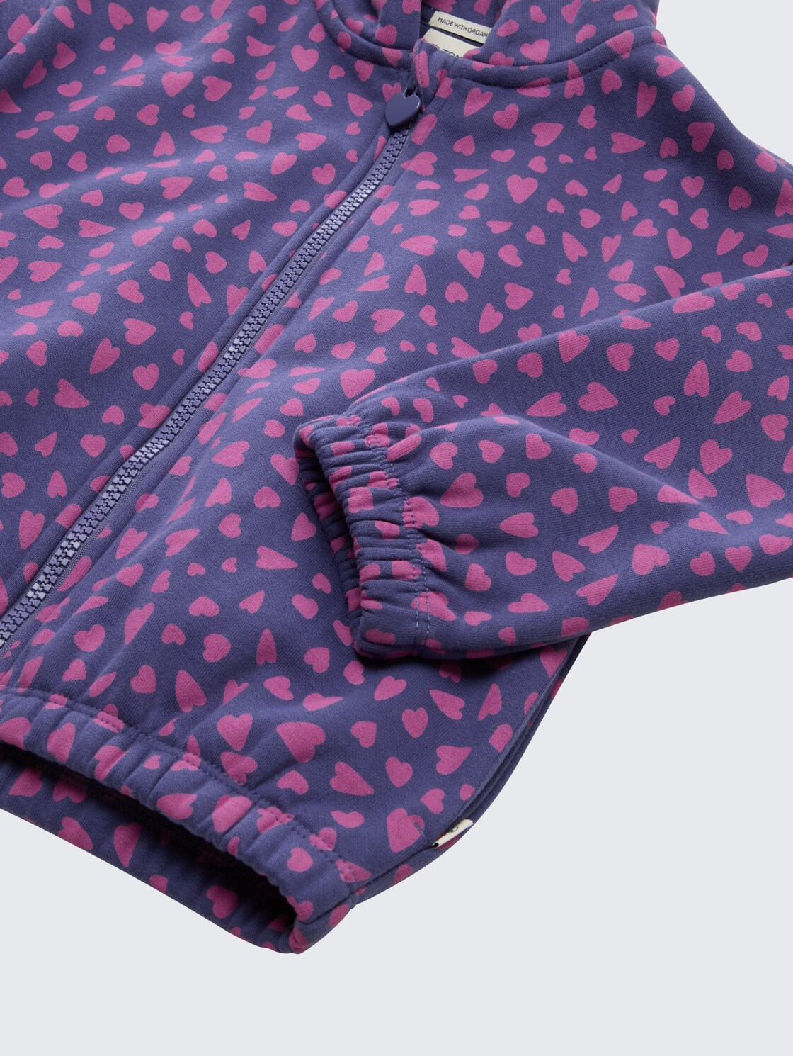 Cropped Hoodie Sweatjacke mit Allover-Print - dark blue pink heart - Detail-Model-Ansicht