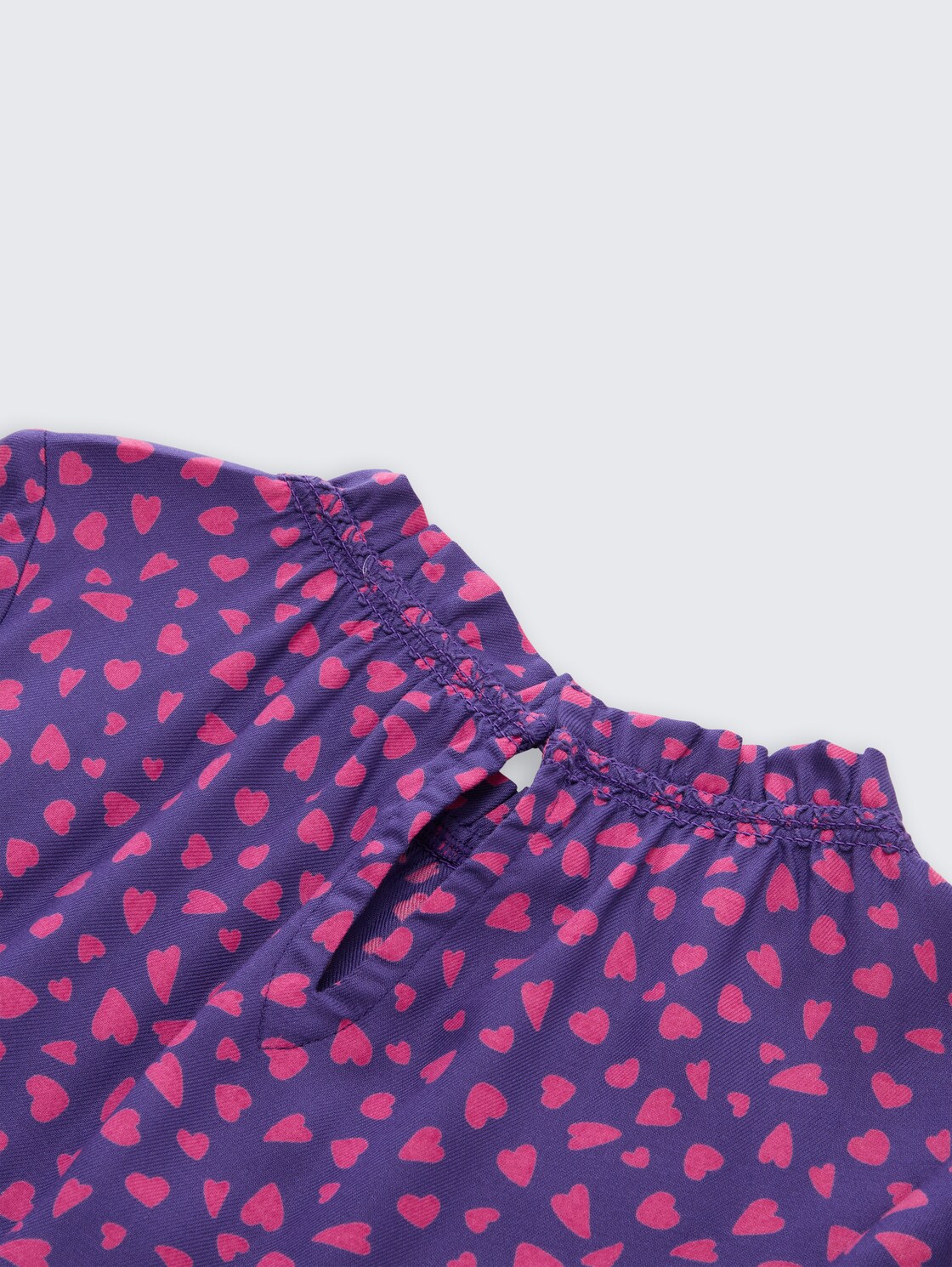 Mini-Kleid mit Allover-Print - dark blue pink heart - Detail-Model-Ansicht