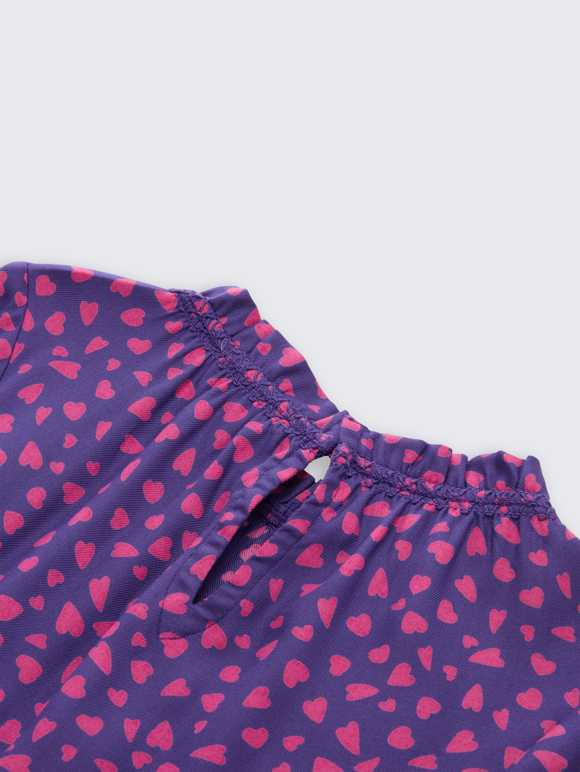 Mini-Kleid mit Allover-Print - dark blue pink heart - Detail-Model-Ansicht