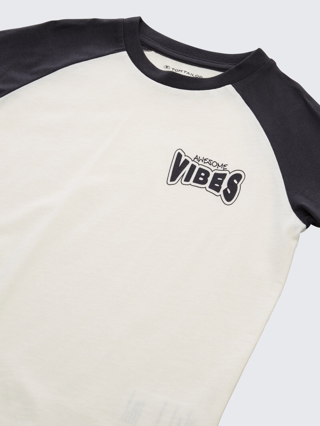 Raglan T-Shirt mit Print - coal grey - Detail-Model-Ansicht