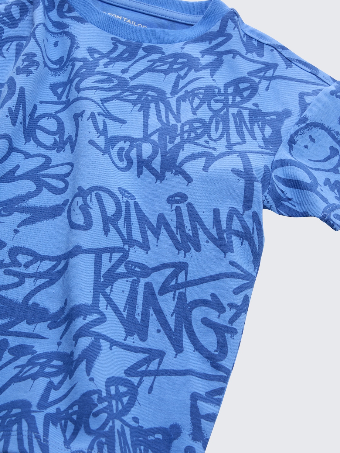 Oversize T-Shirt mit Allover-Print - blue shaded spray design - Detail-Model-Ansicht