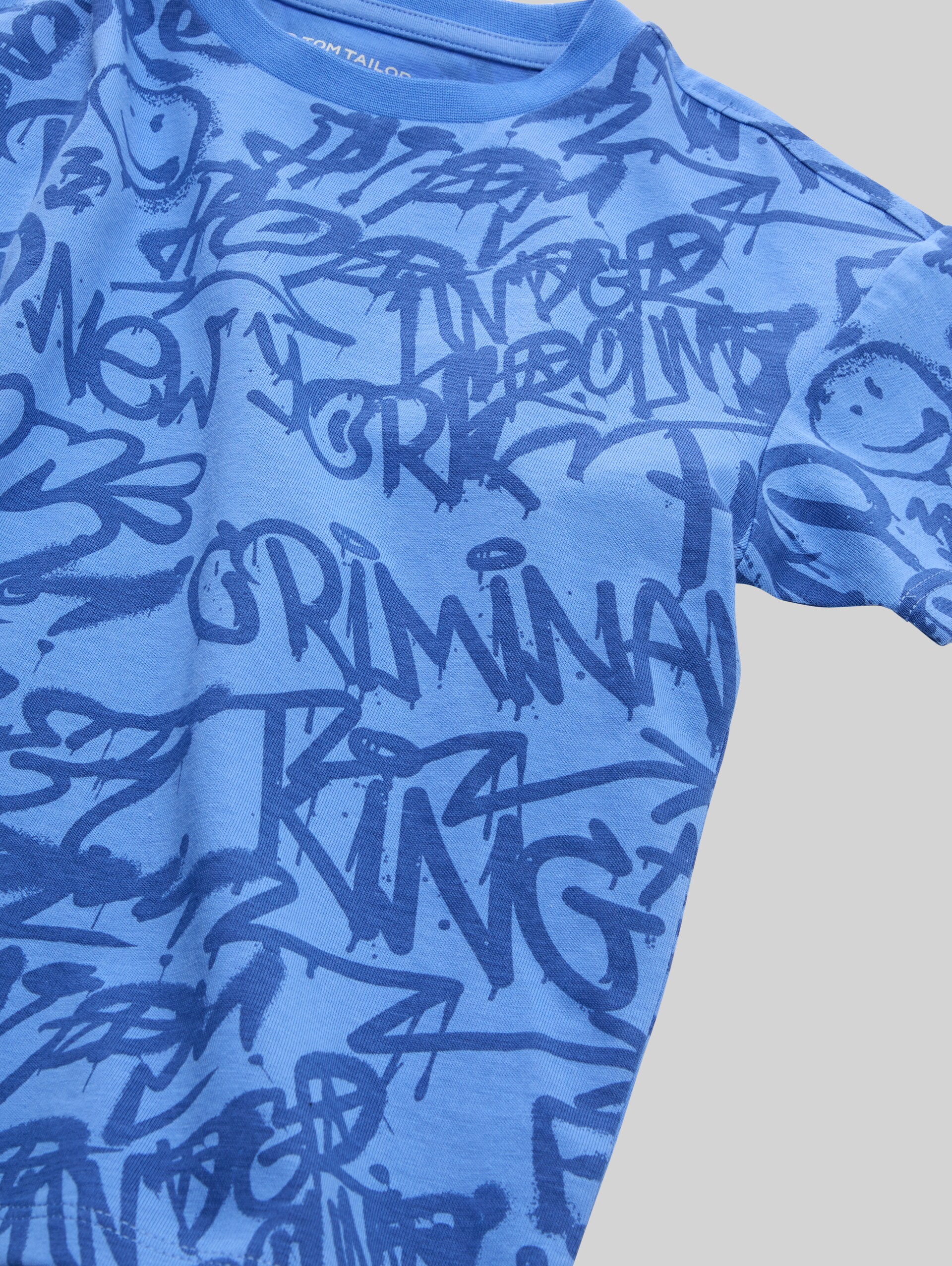 Oversized T-shirt with all-over print - blue shaded spray design - Detail model view