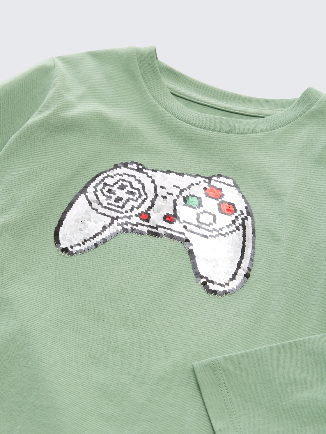 Langarmshirt mit Wendepailletten - light mint green - Detail-Model-Ansicht