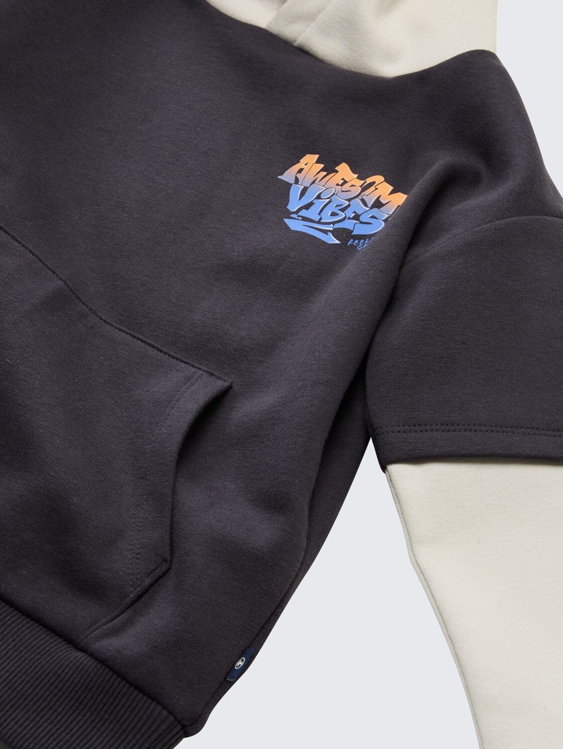 Hoodie Sweatshirt im 2-in-1-Look - coal grey - Detail-Model-Ansicht