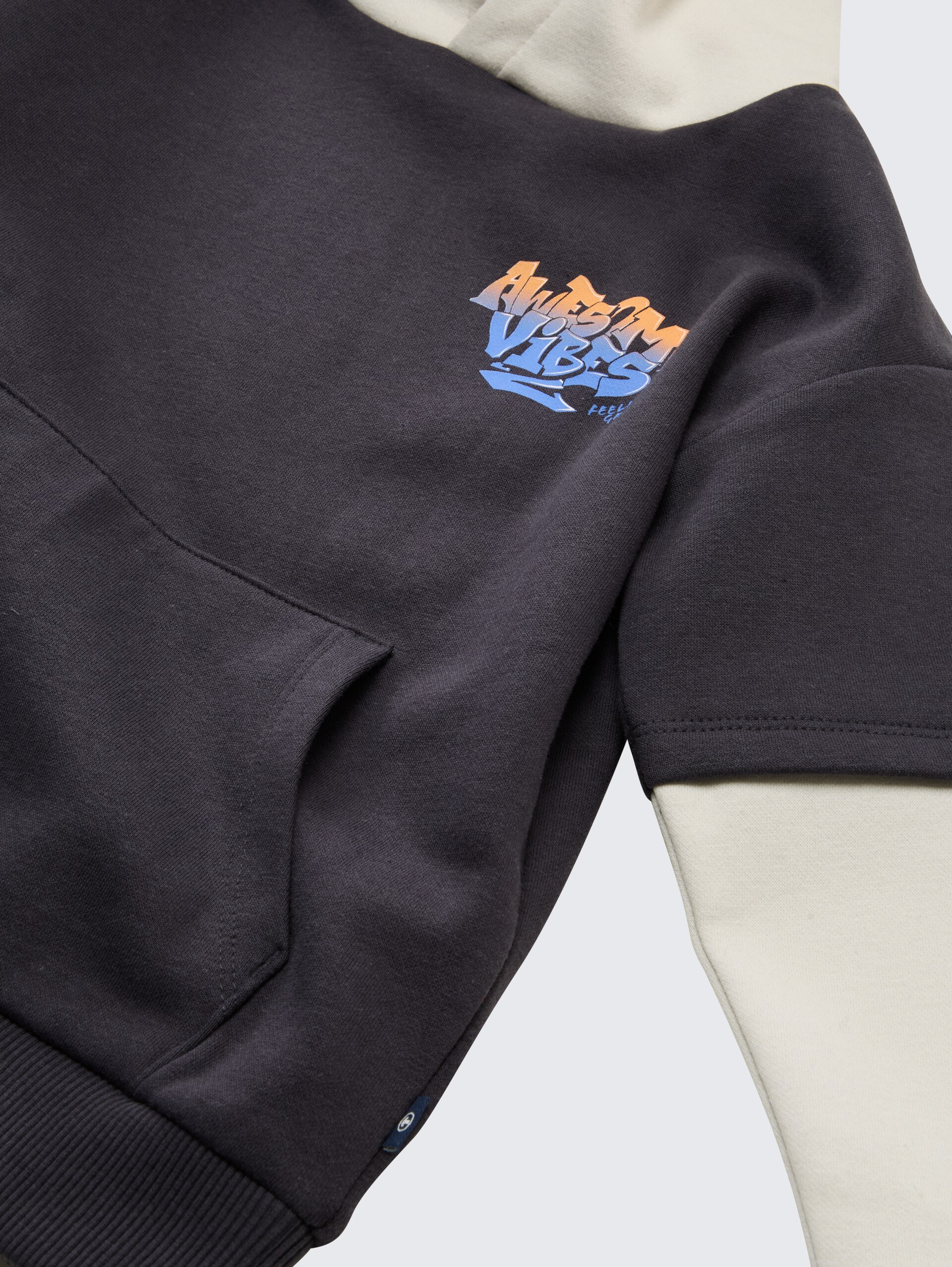 Hoodie Sweatshirt im 2-in-1-Look - coal grey - Detail-Model-Ansicht
