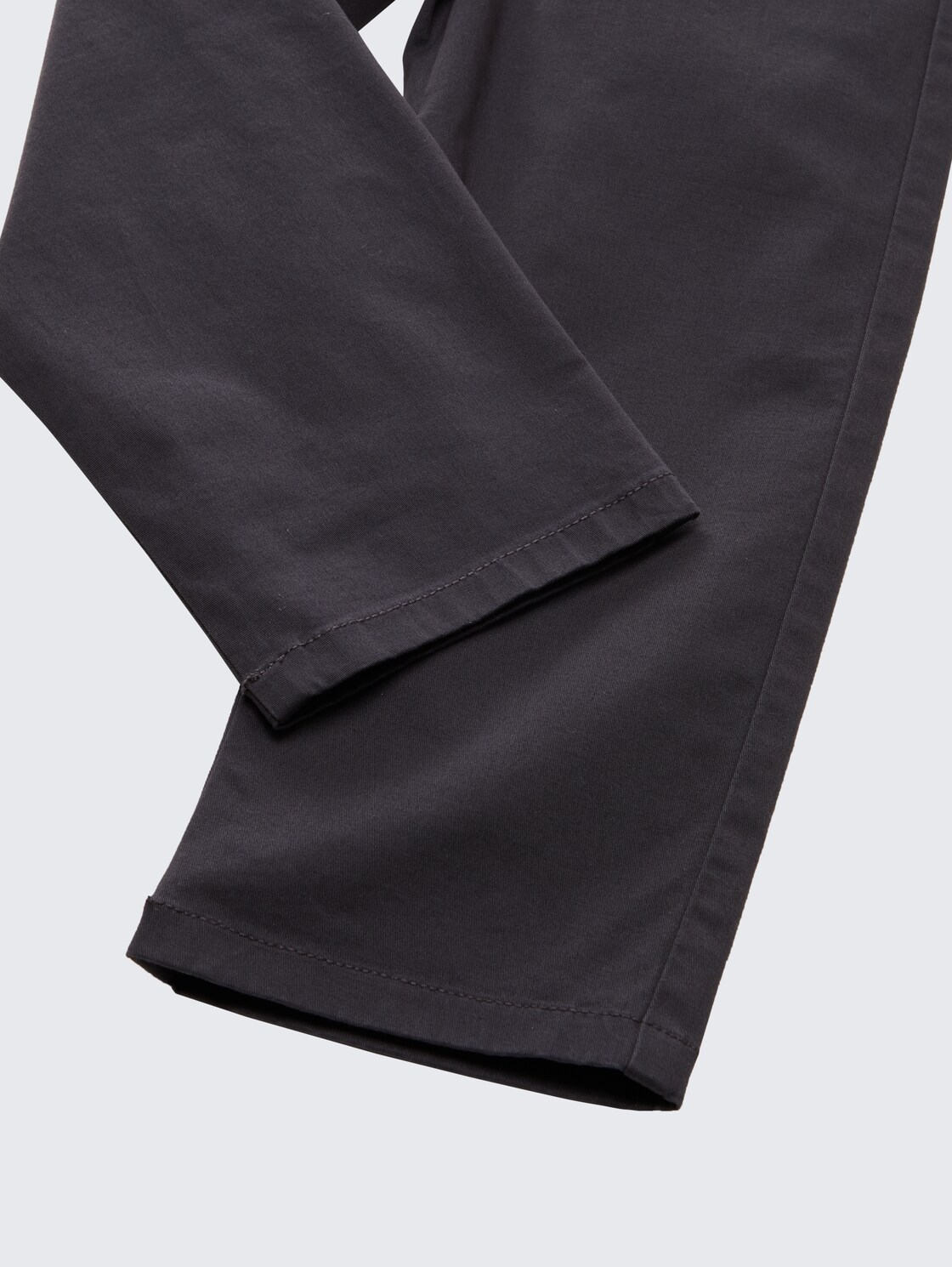 Loose Fit Chino Hose - coal grey - Detail-Model-Ansicht