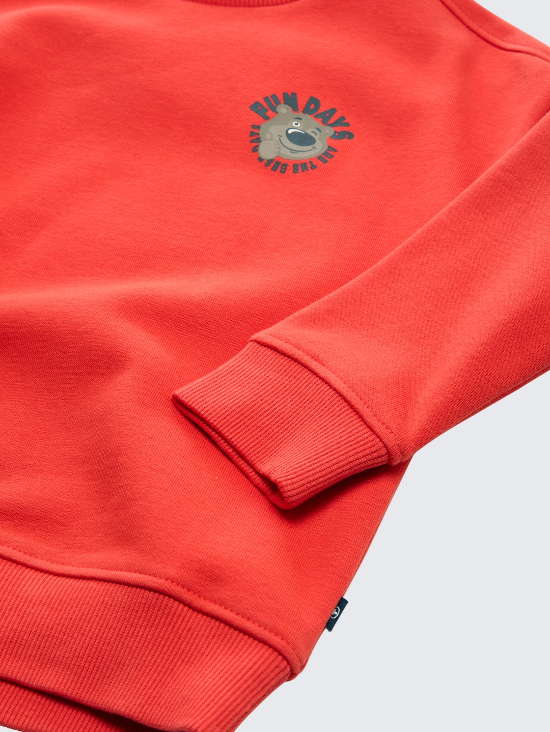 Oversize Sweatshirt mit Print - soft red - Detail-Model-Ansicht