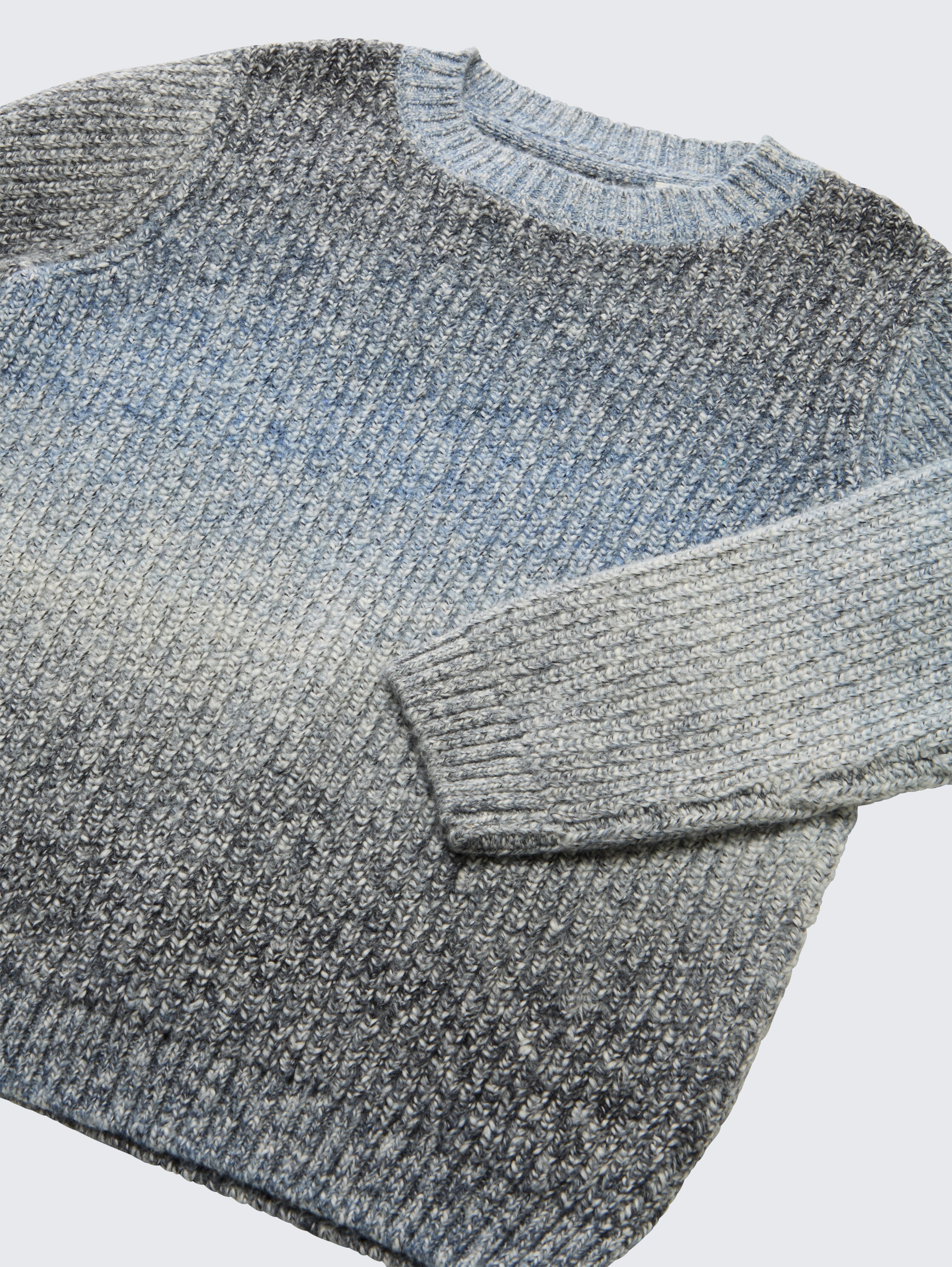Strickpullover mit Farbverlauf - blue gradient knit design - Detail-Model-Ansicht