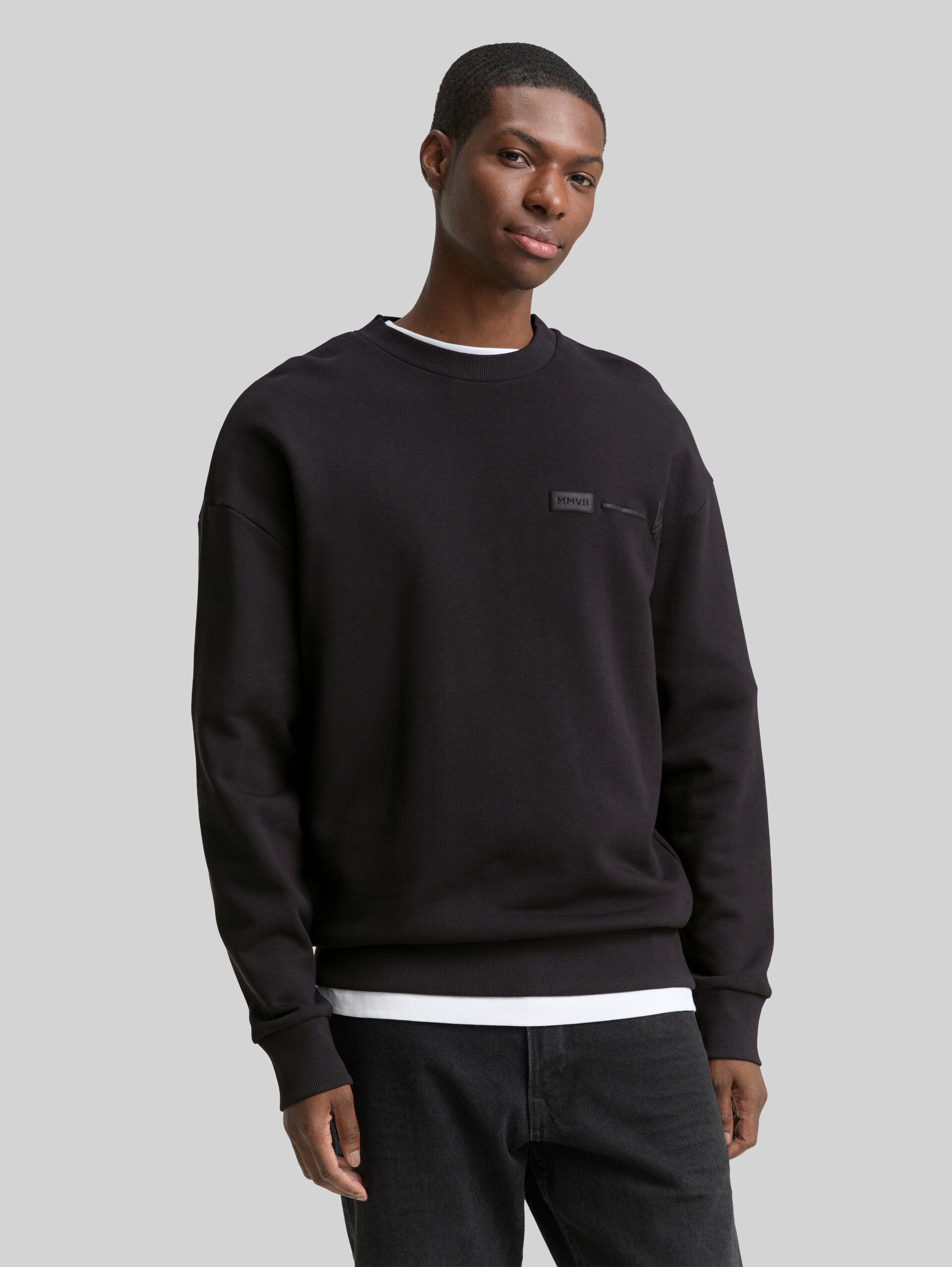 Relaxed fit sweatshirt with back print - Night Watch Black - Neckline model front view