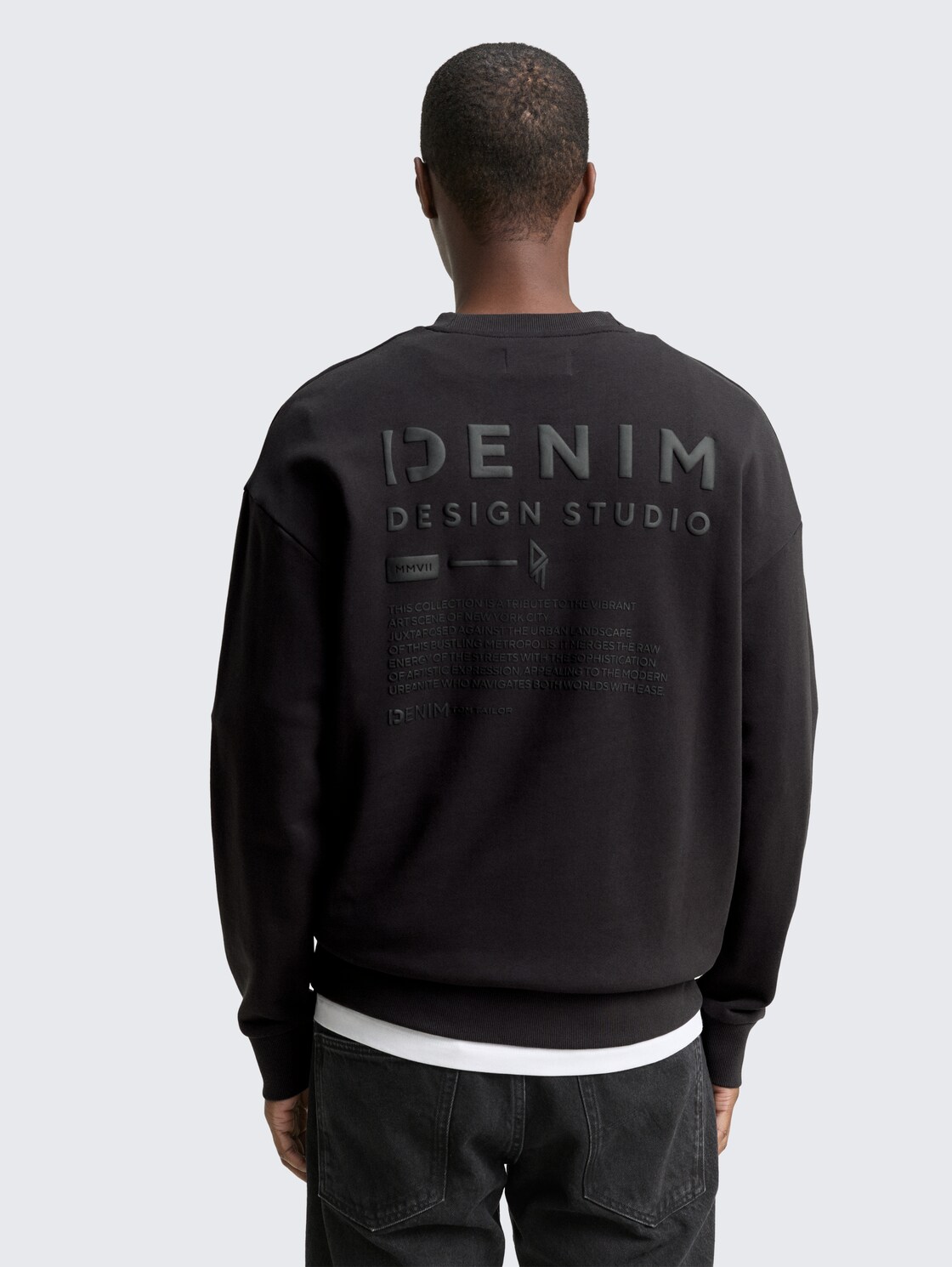 Relaxed Fit Sweatshirt mit Rückenprint - Night Watch Black - Auschnitt Model-Rückansicht