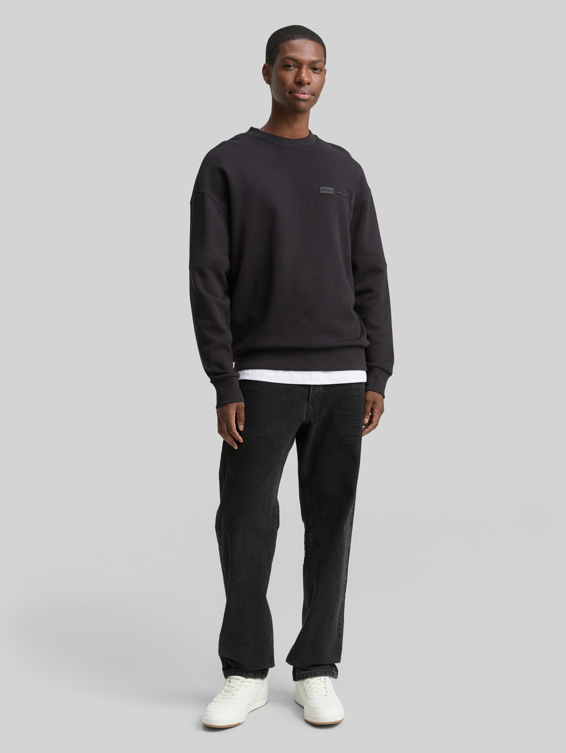 Relaxed fit sweatshirt with back print - Night Watch Black - Model front view