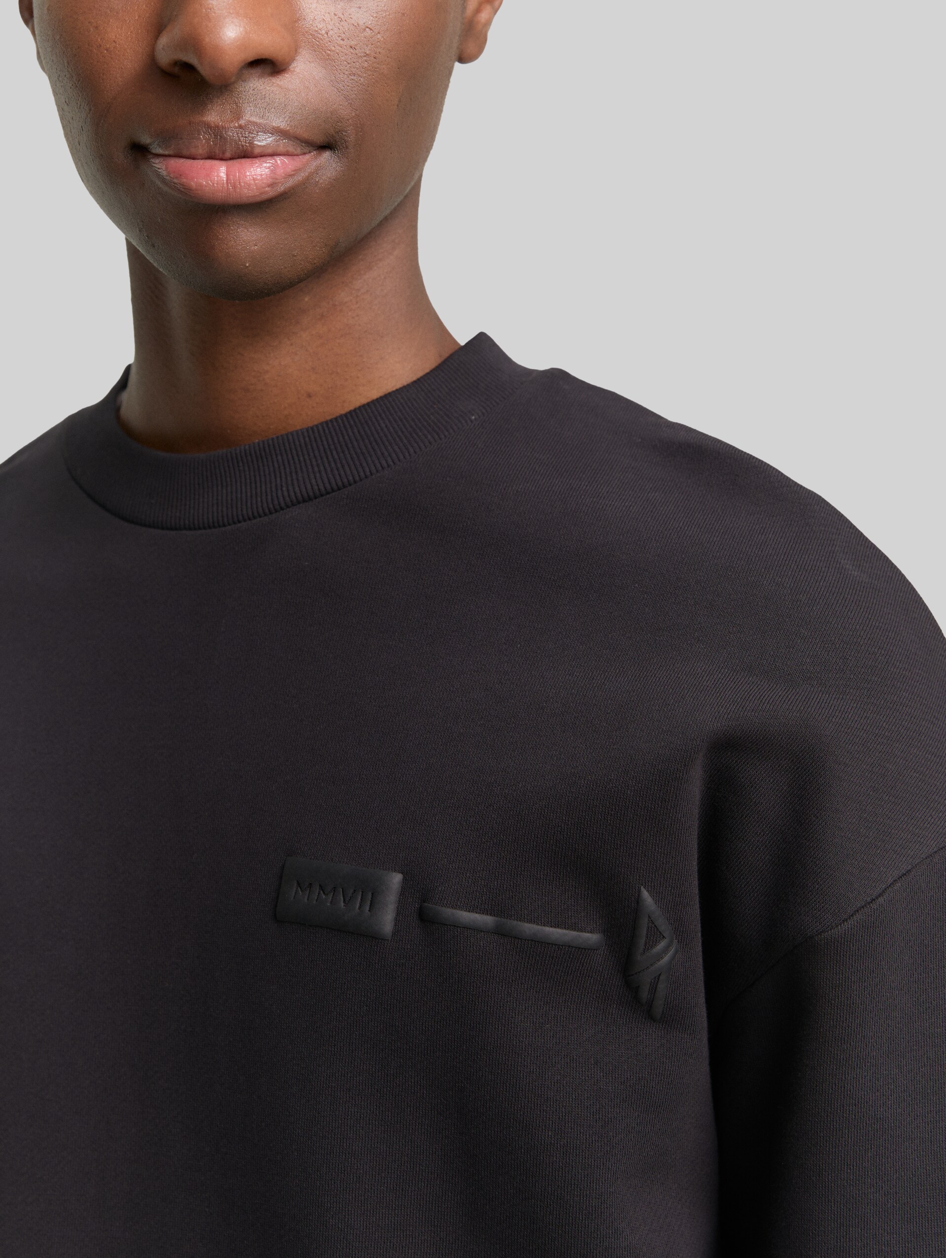 Relaxed fit sweatshirt with back print - Night Watch Black - Detail model view