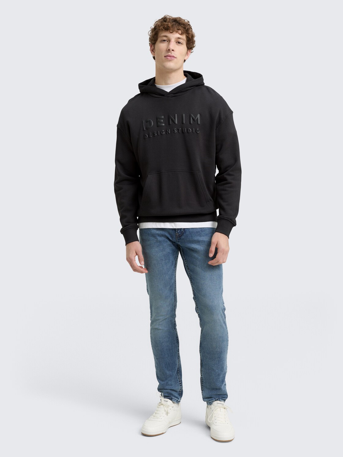 Relaxed Fit Hoodie Sweatshirt mit Print - Night Watch Black - Model-Vorderansicht
