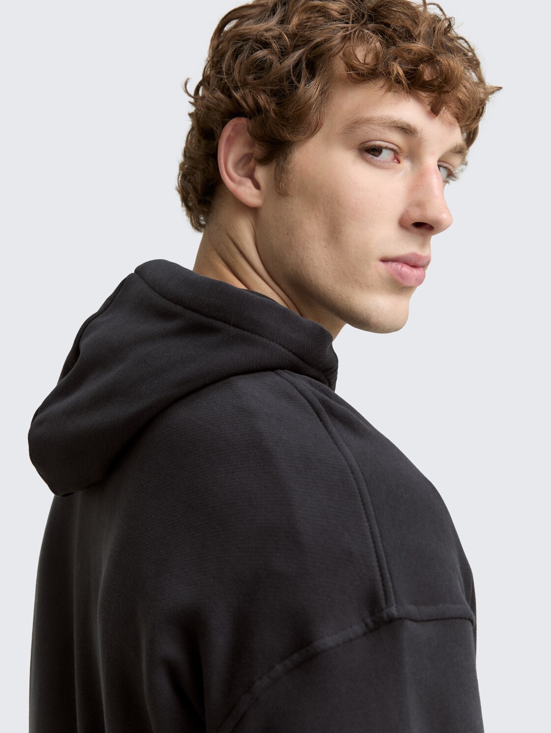 Relaxed Fit Hoodie Sweatshirt mit Print - Night Watch Black - Detail-Model-Ansicht
