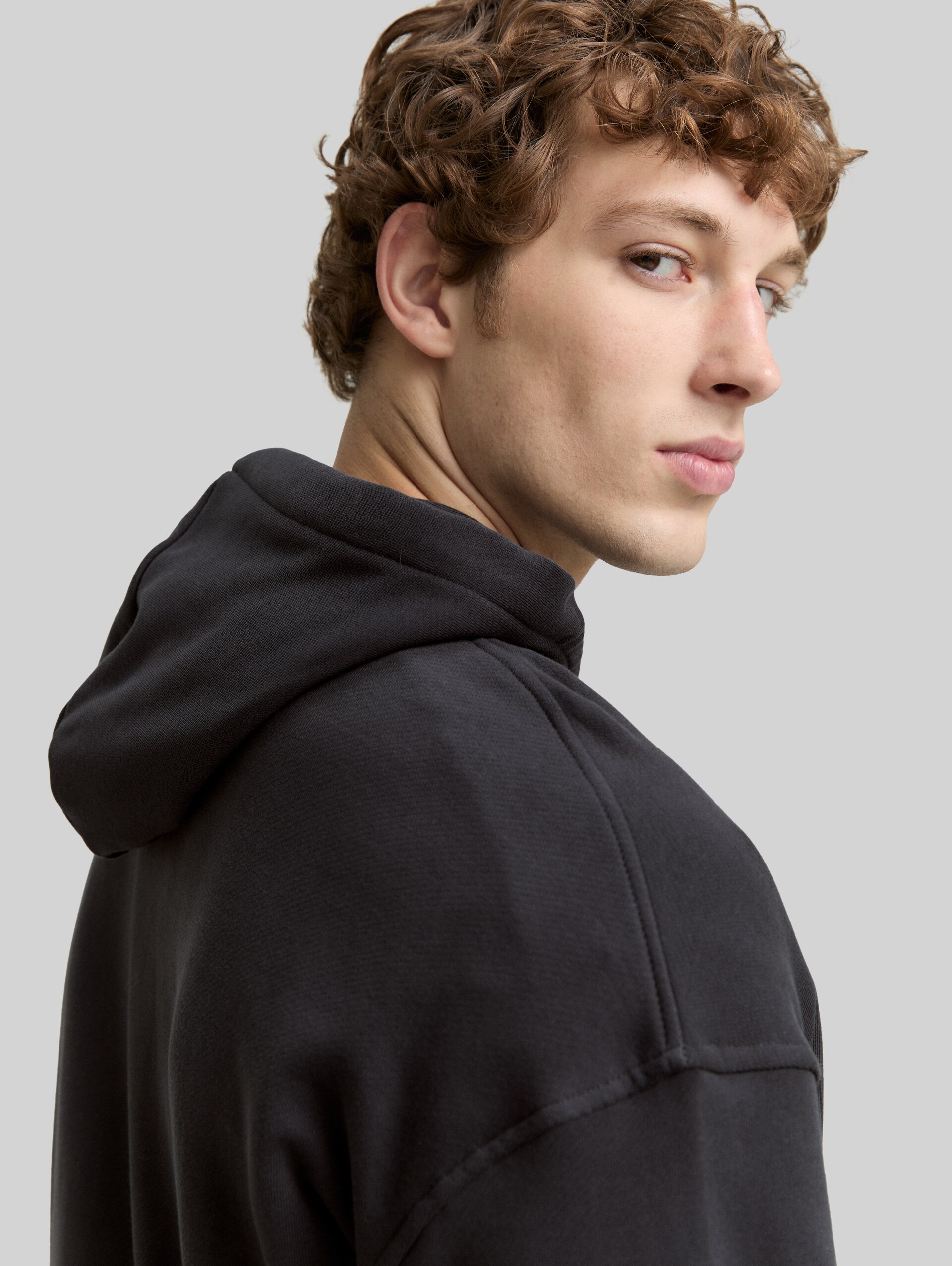 Relaxed fit hoodie sweatshirt with print - Night Watch Black - Detail model view