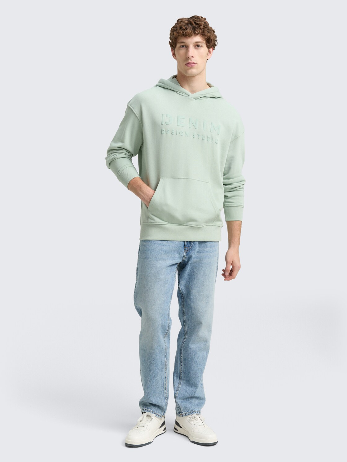 Relaxed Fit Hoodie Sweatshirt mit Print - Fresh Mint Green - Model-Vorderansicht