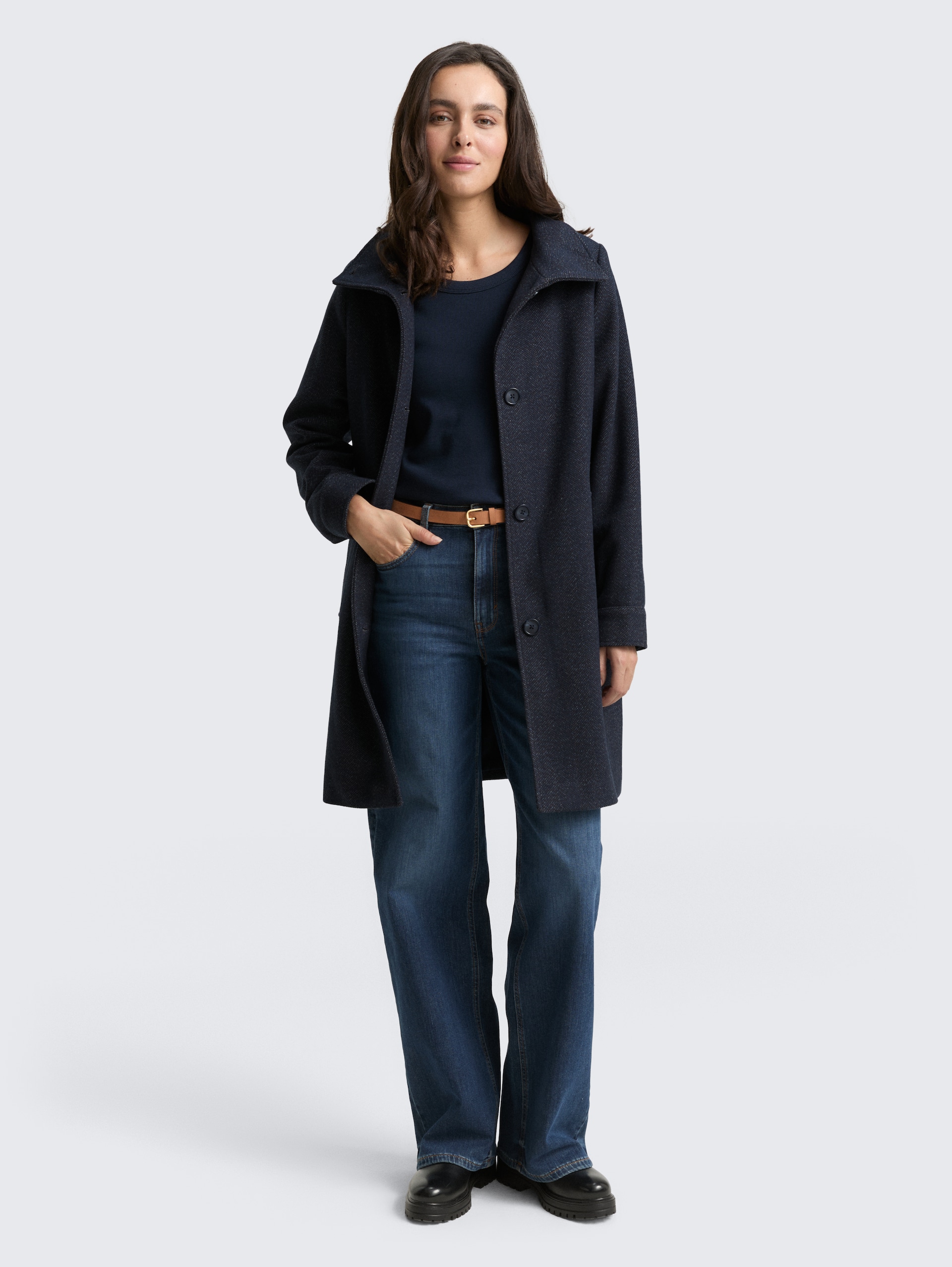 Wollmantel mit Stehkragen - navy heringbone - seitliche Model-Ansicht