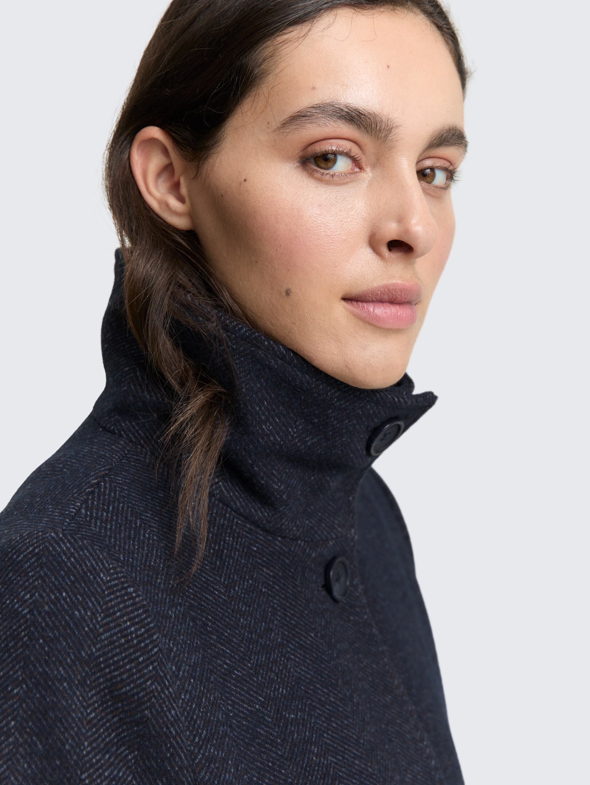 Wollmantel mit Stehkragen - navy heringbone - Detail-Model-Ansicht