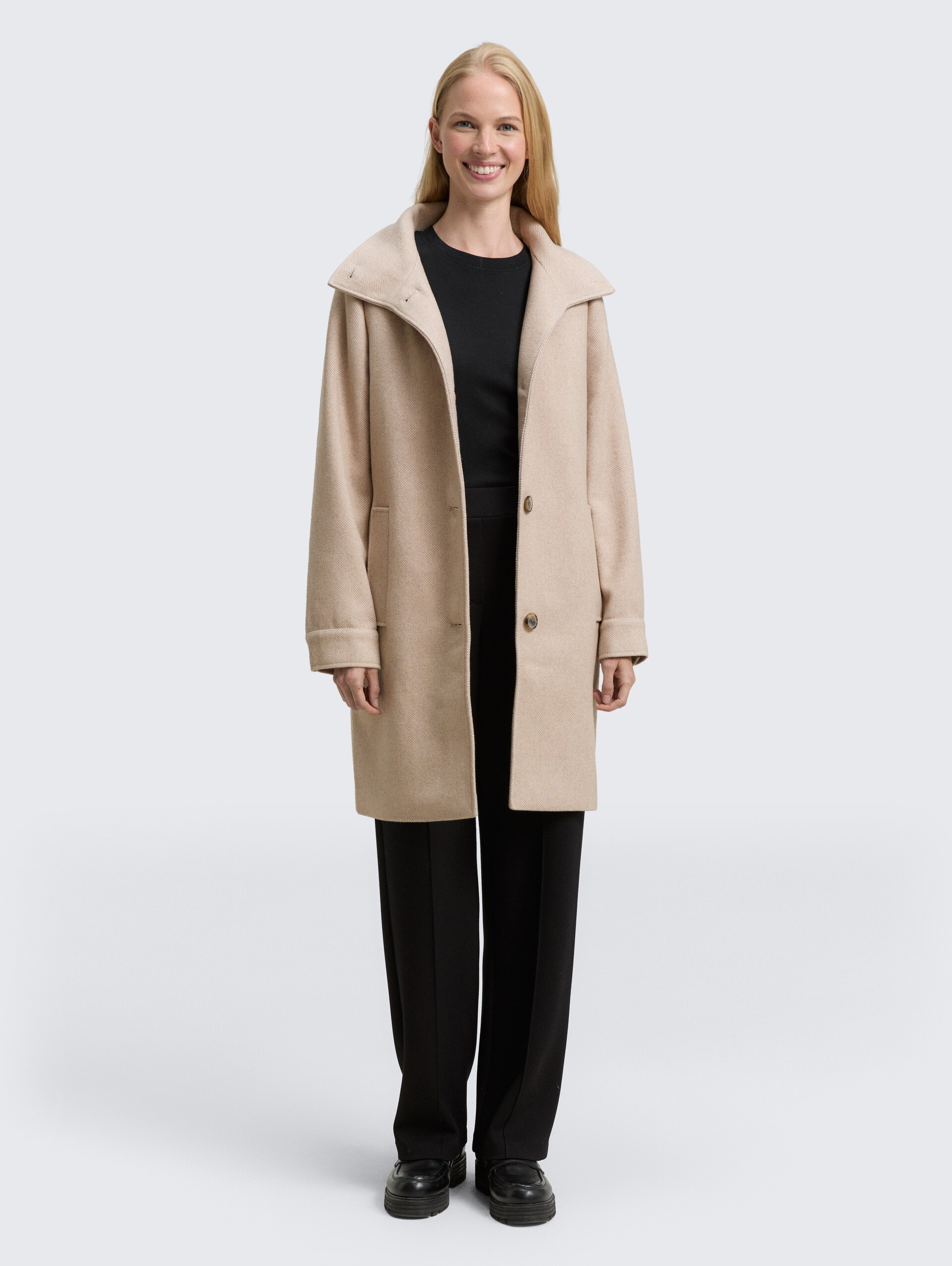 Wollmantel mit Stehkragen - beige heringbone - seitliche Model-Ansicht