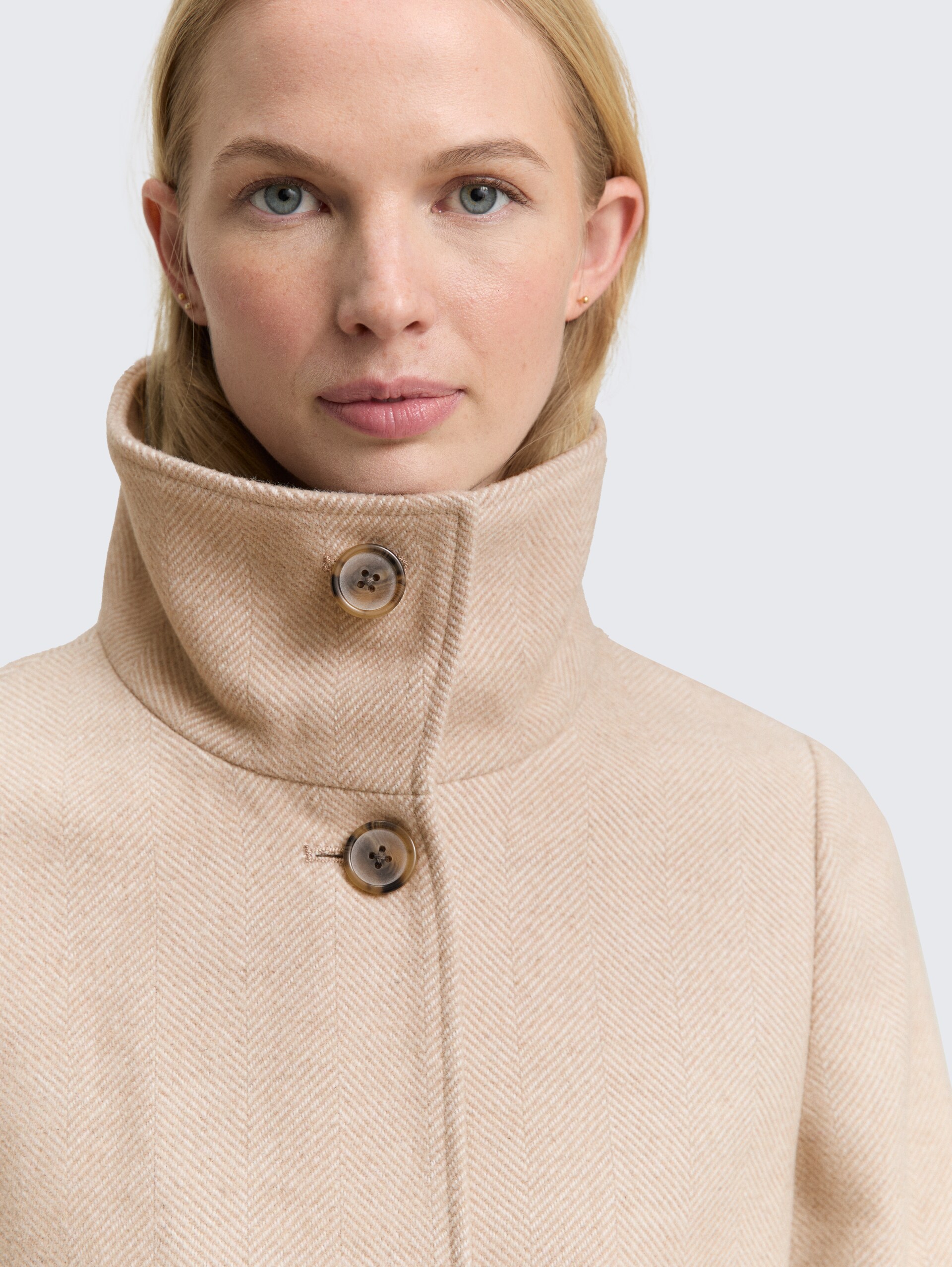 Wollmantel mit Stehkragen - beige heringbone - Detail-Model-Ansicht