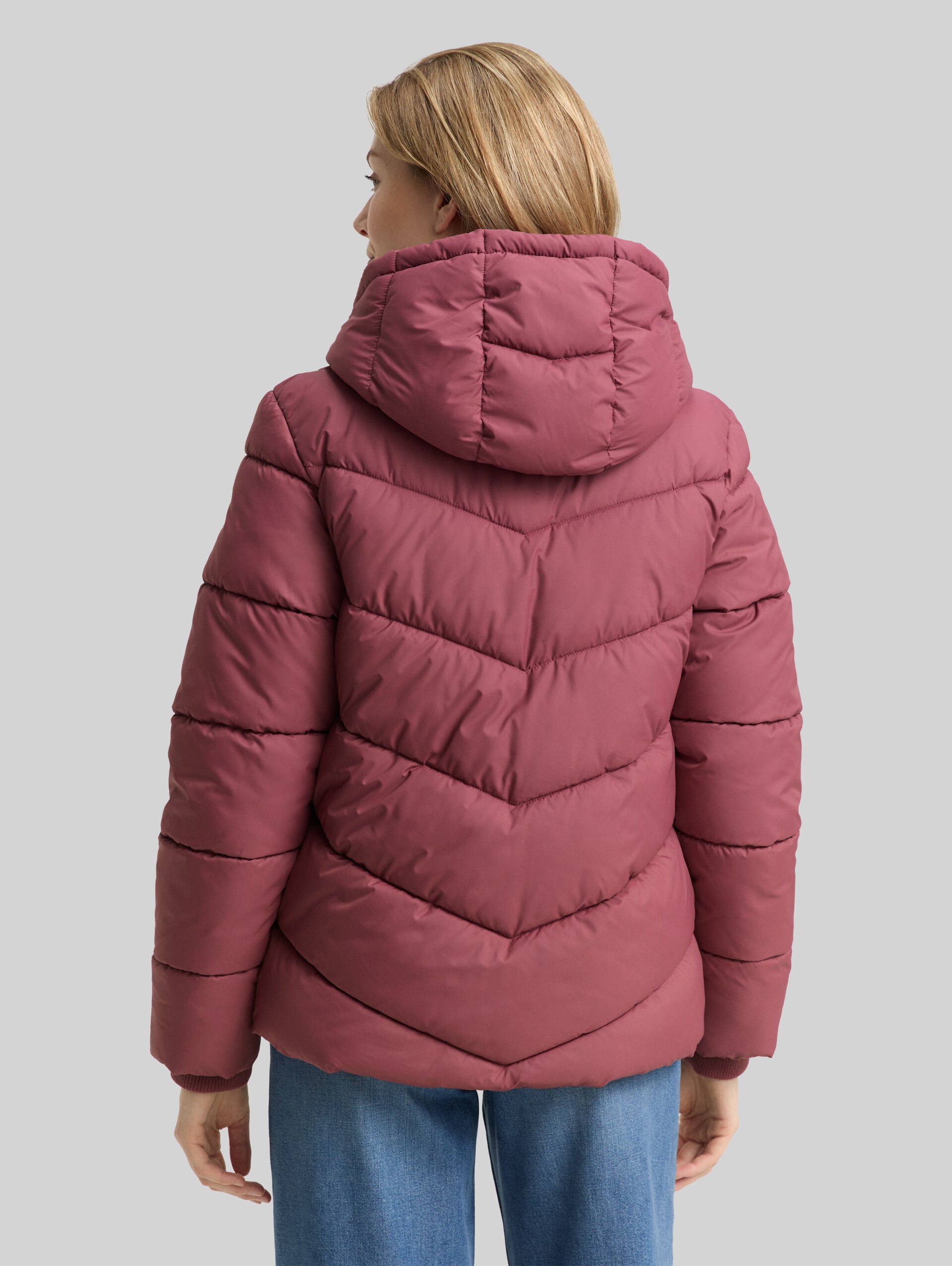 Puffer-Jacke mit Kapuze - Deeply Mauve - Model-Rückansicht