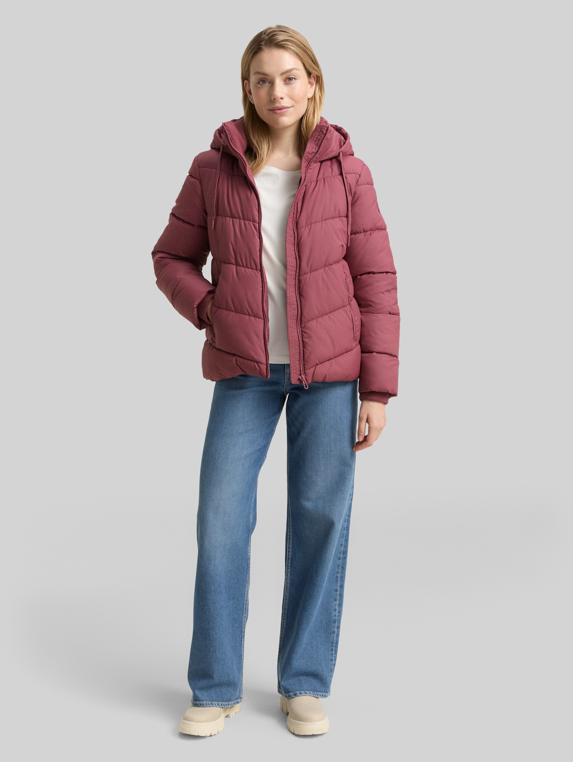 Puffer-Jacke mit Kapuze - Deeply Mauve - seitliche Model-Ansicht