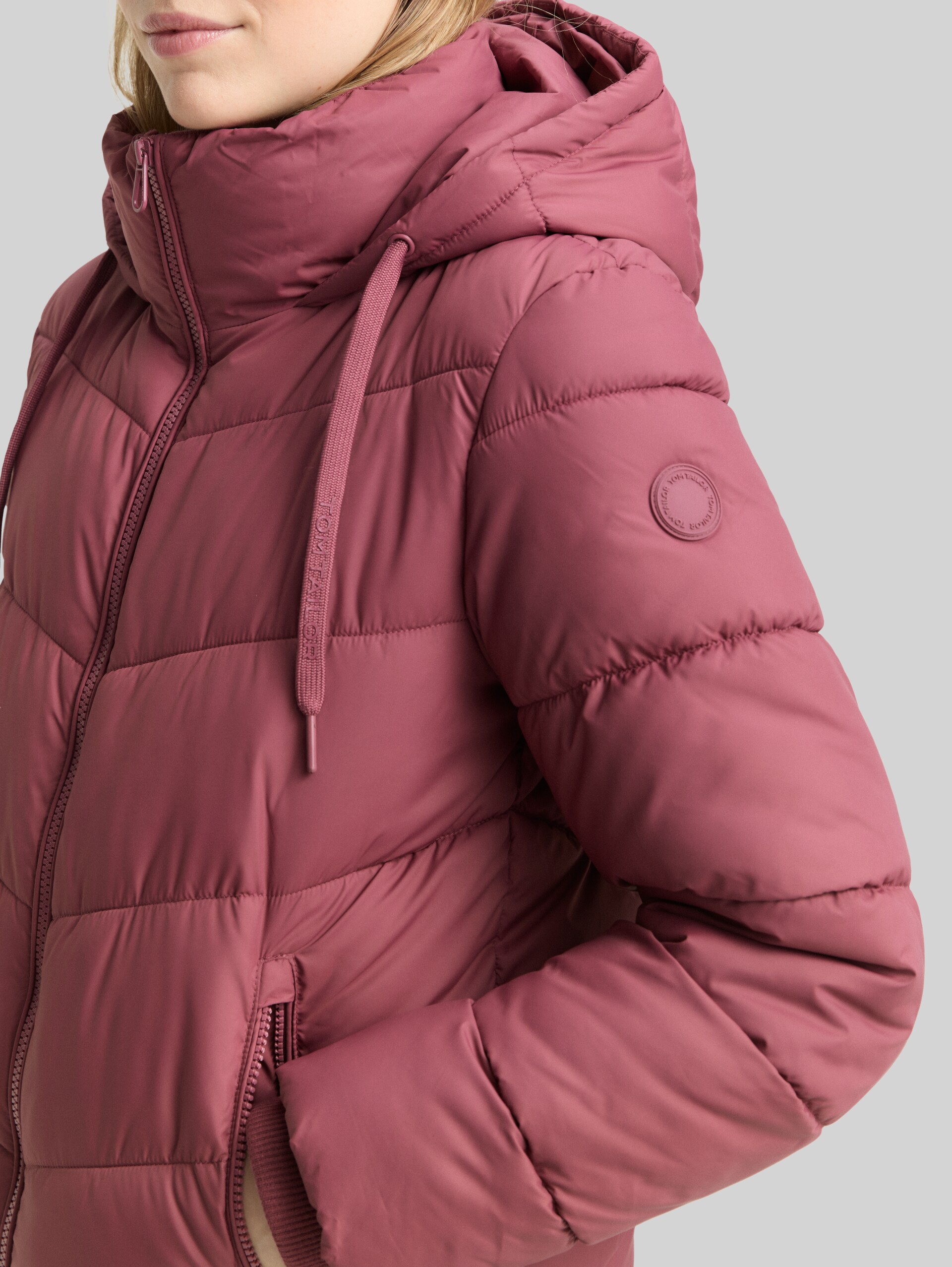 Puffer-Jacke mit Kapuze - Deeply Mauve - Detail-Model-Ansicht