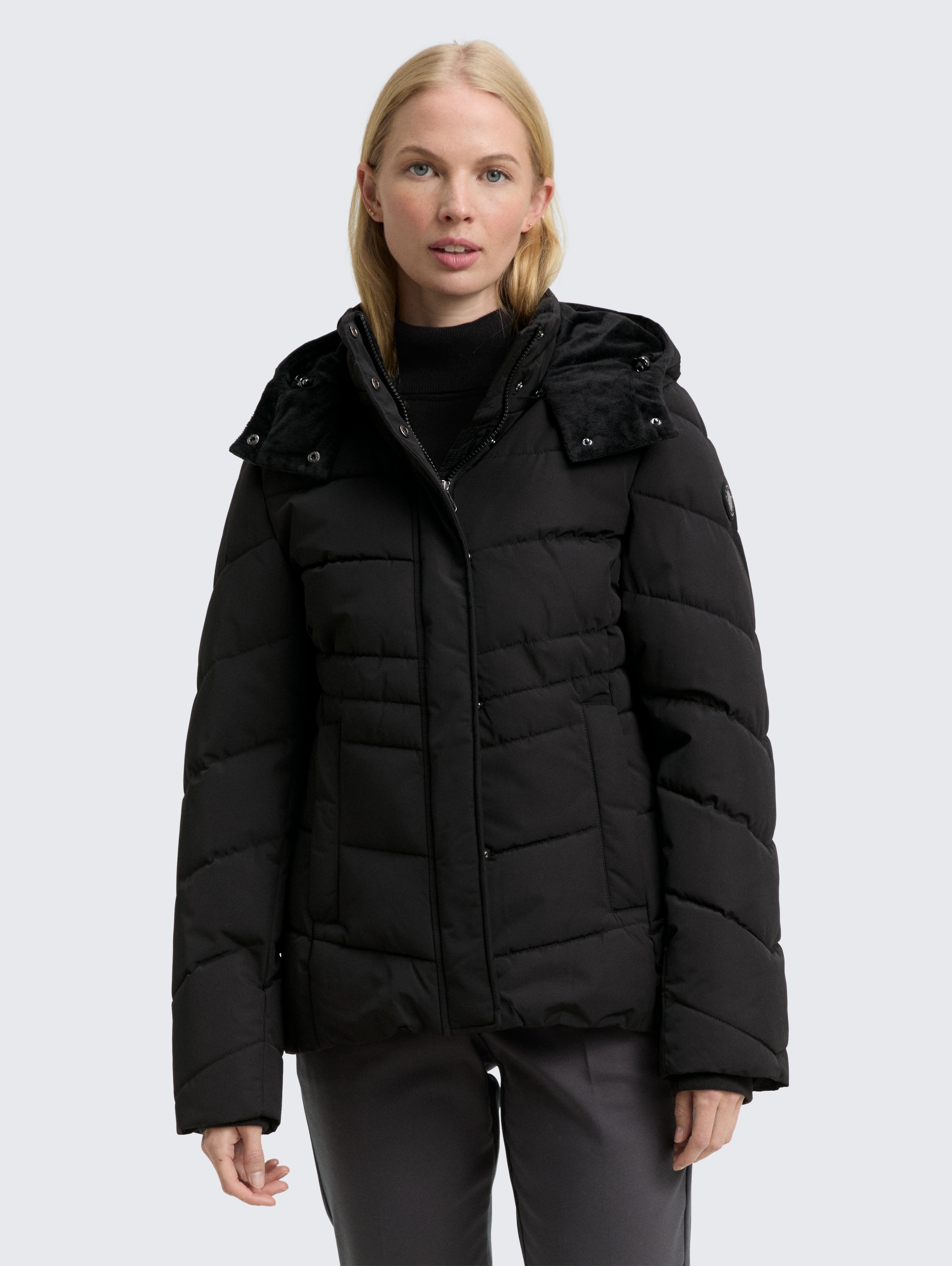 Puffer-Jacke mit abnehmbarer Kapuze von Women, deep black