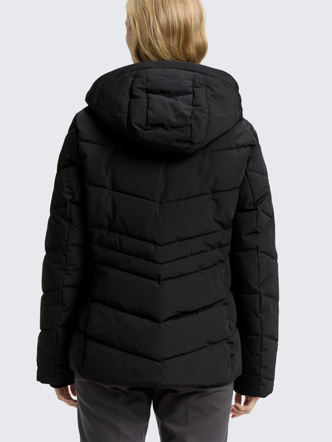 Puffer-Jacke mit abnehmbarer Kapuze - deep black - Model-Rückansicht