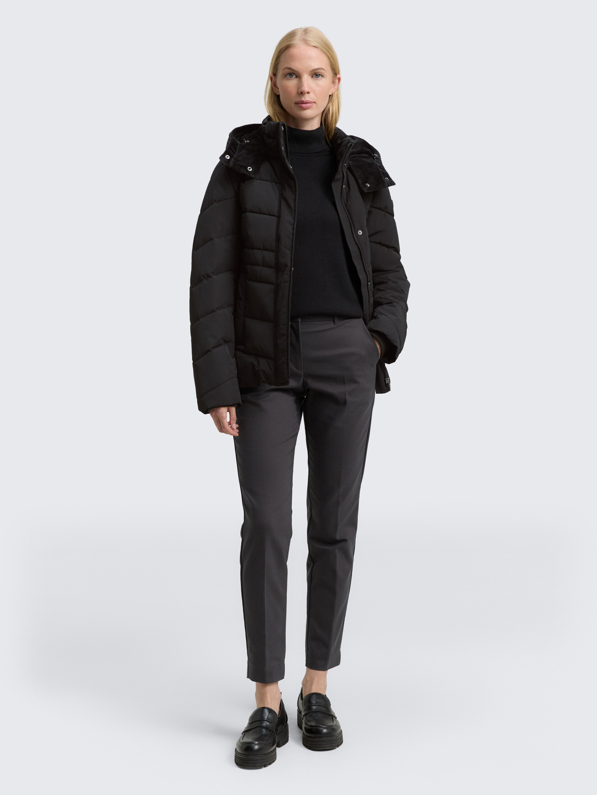 Puffer-Jacke mit abnehmbarer Kapuze - deep black - seitliche Model-Ansicht