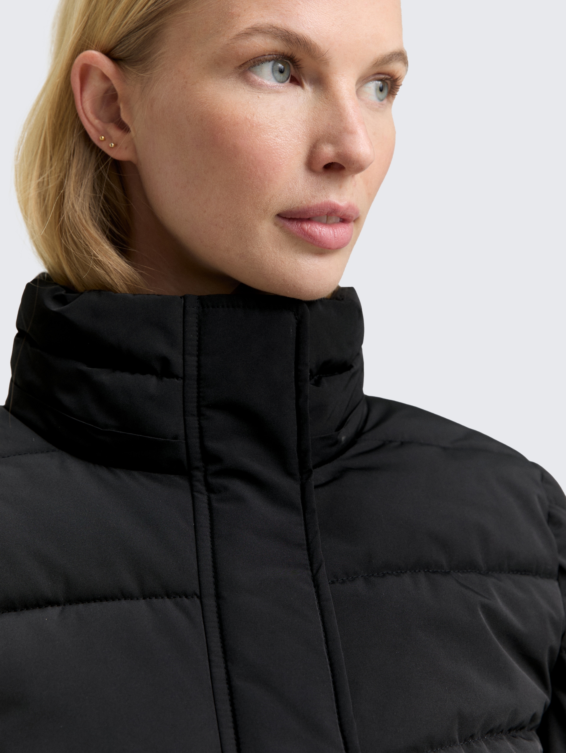 Puffer-Jacke mit abnehmbarer Kapuze - deep black - Detail-Model-Ansicht