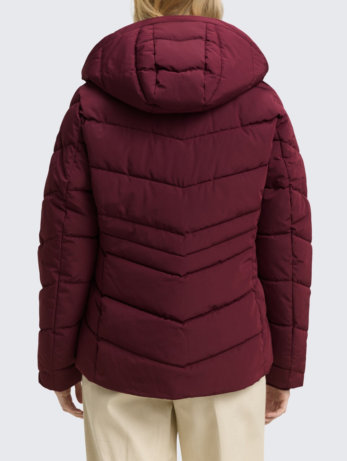 Puffer-Jacke mit abnehmbarer Kapuze - bordeaux red - Model-Rückansicht