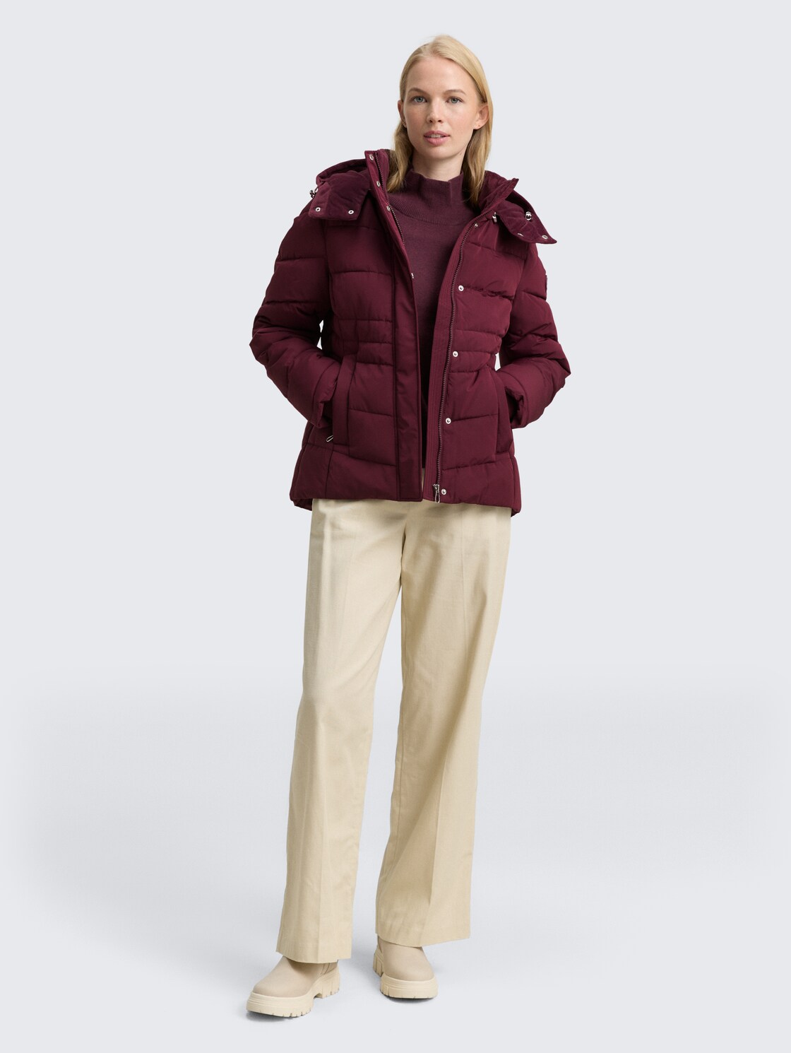 Puffer-Jacke mit abnehmbarer Kapuze - bordeaux red - seitliche Model-Ansicht